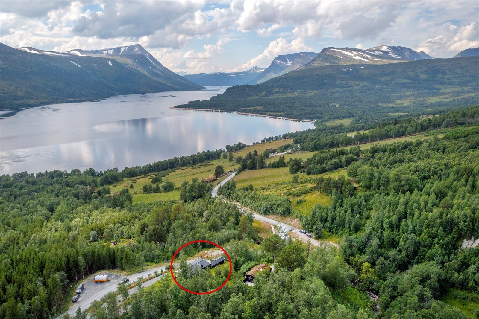 Eiendommen har meget gode solforhold og særdeles god utsikt mot vannet, Raudøra og fjellene som omkranser dalen Galleribilde
