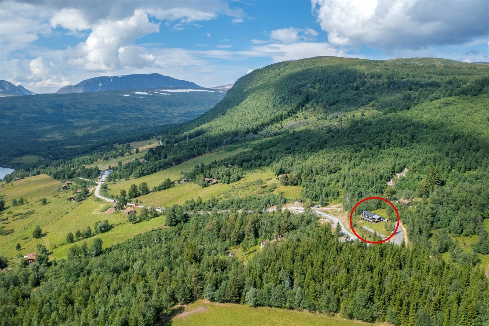 Fra eiendommen er det ca. 500 meter inn til Gjevillvasshytta Galleribilde