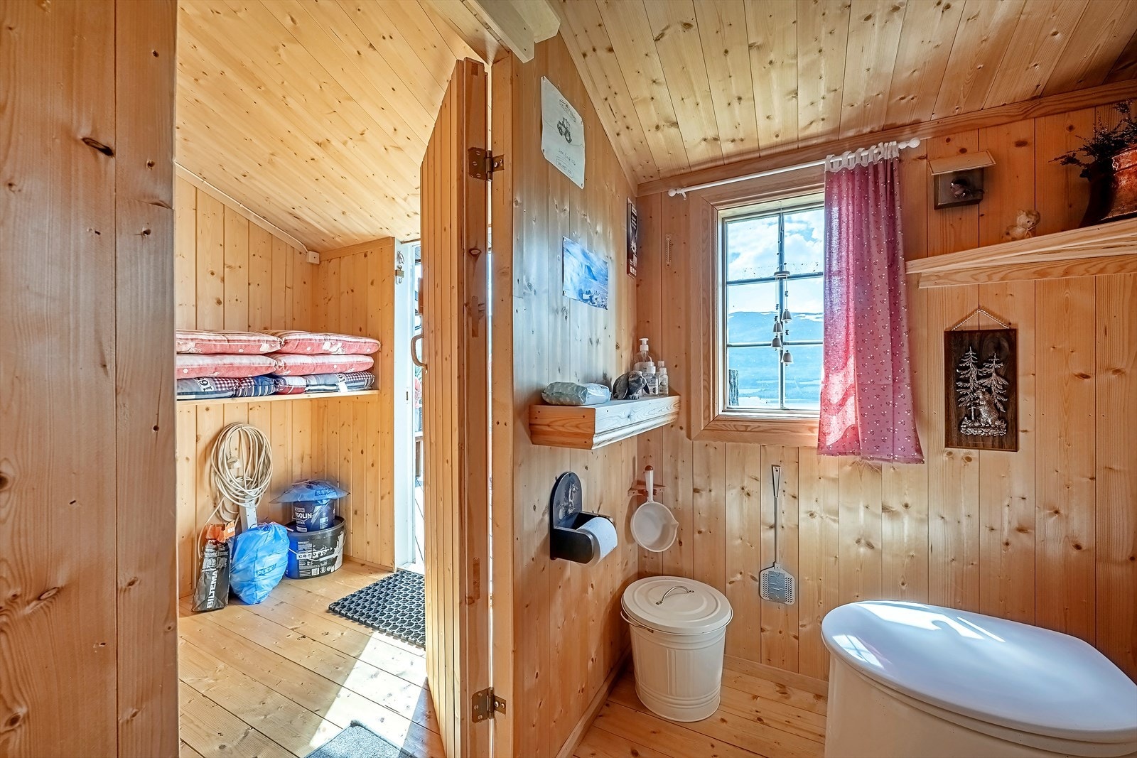 Uthuset inneholder bod og toalettrom Galleribilde