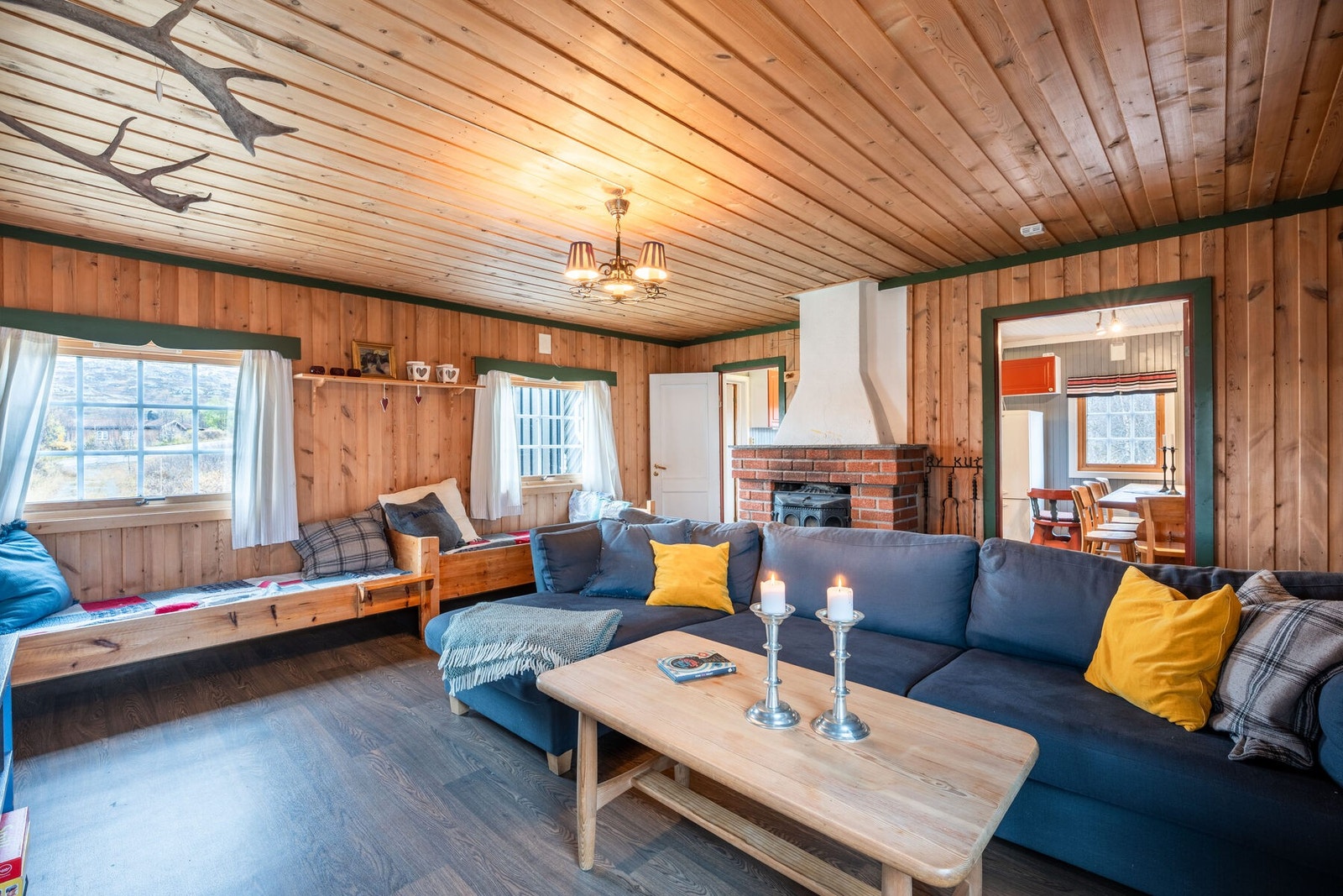 Hytta inneholder: Entré/gang, stue, kjøkken med spiseplass, tre soverom, bad, toalettrom og bod. Galleribilde