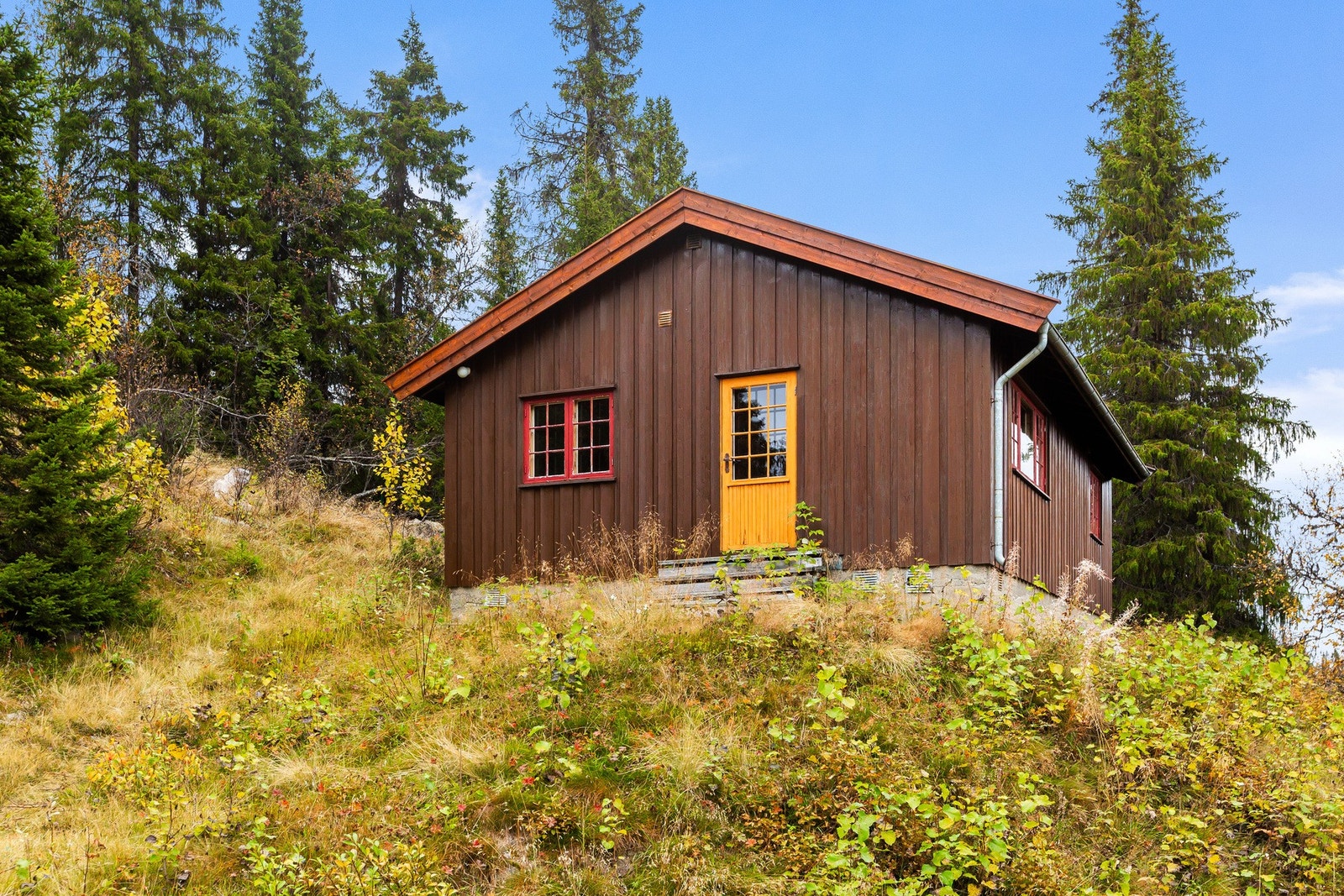 Hytta er oppført i 1970, og har innlagt strøm, men er ikke tilkoblet vann og avløp. Galleribilde