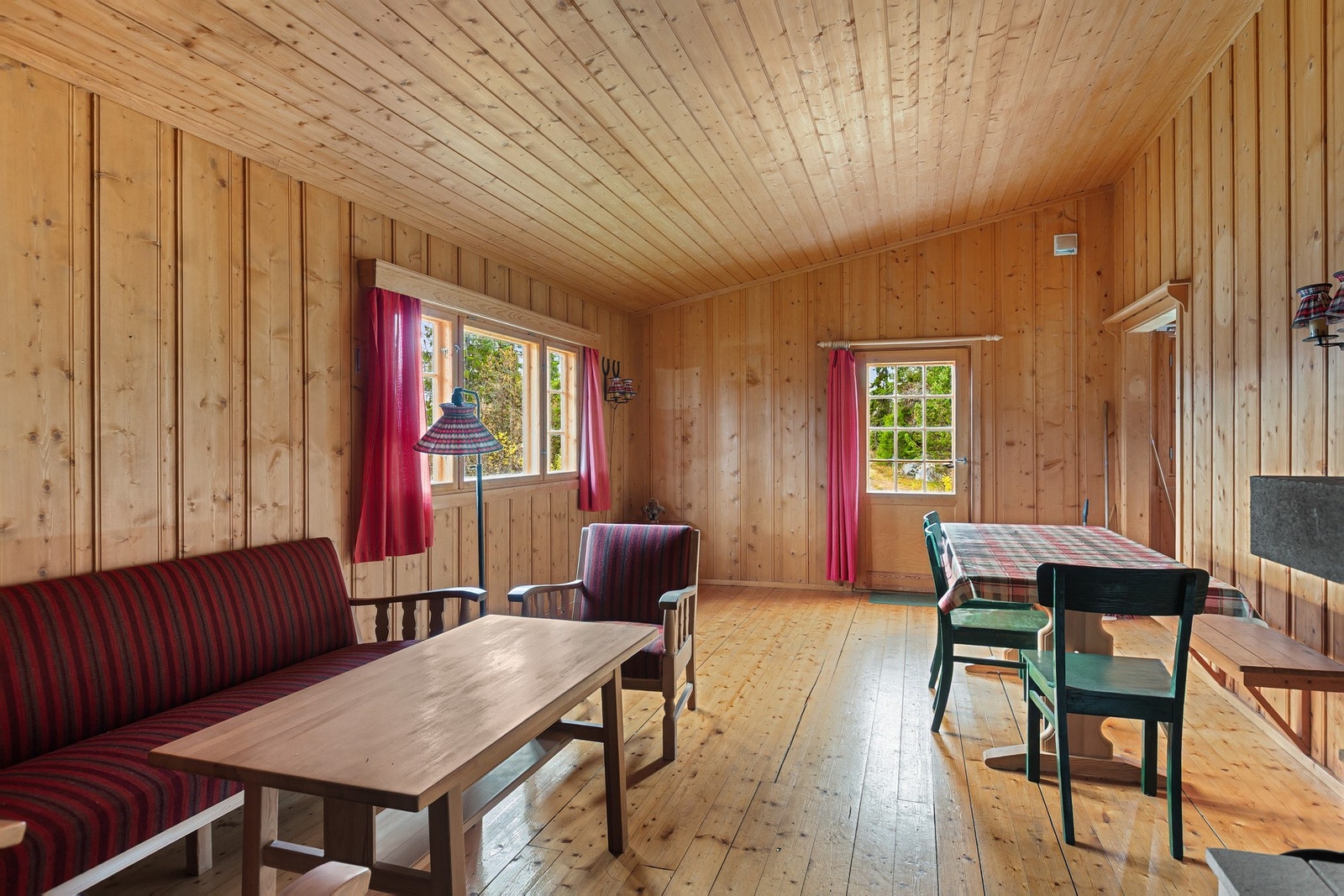 Innvendig er hytta kledd med ubehandlet panel på veggene og himling, og alle gulv er belagt med tregulv. Galleribilde