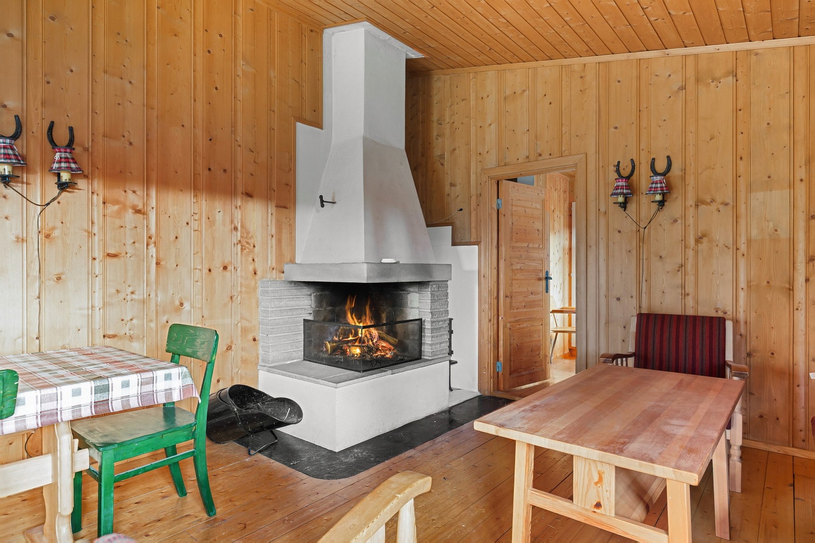 I stuen er det en åpen peis som gir ekstra varme på kalde dager. Galleribilde