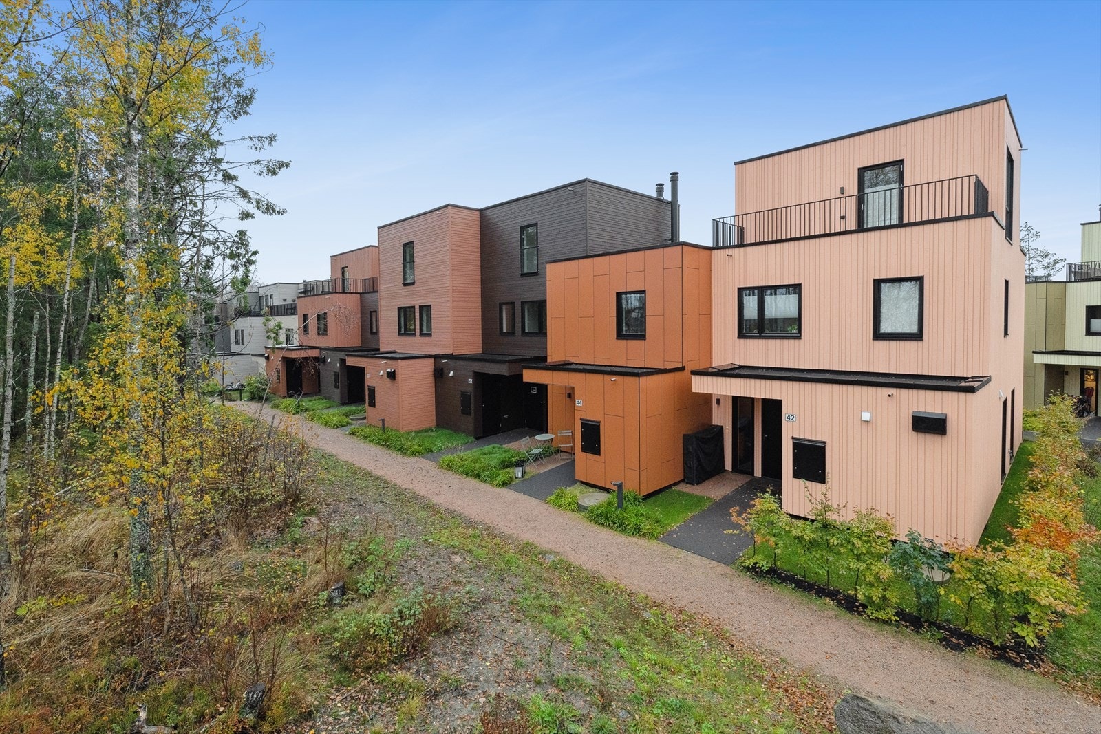 Sameiets fellesarealer er opparbeidet med asfalterte stikkveier, støttemurer, plenarealer, diverse beplantning, lekeplass, m.m.. Galleribilde