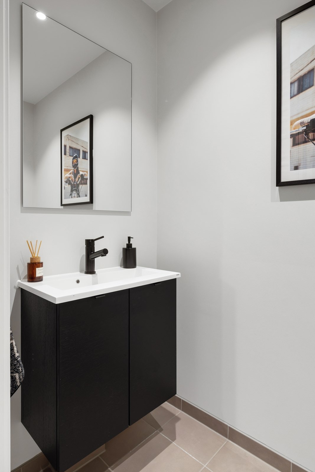 Toalettrommet har flislagt gulv med varme, malte vegger og innvendig tak. Galleribilde