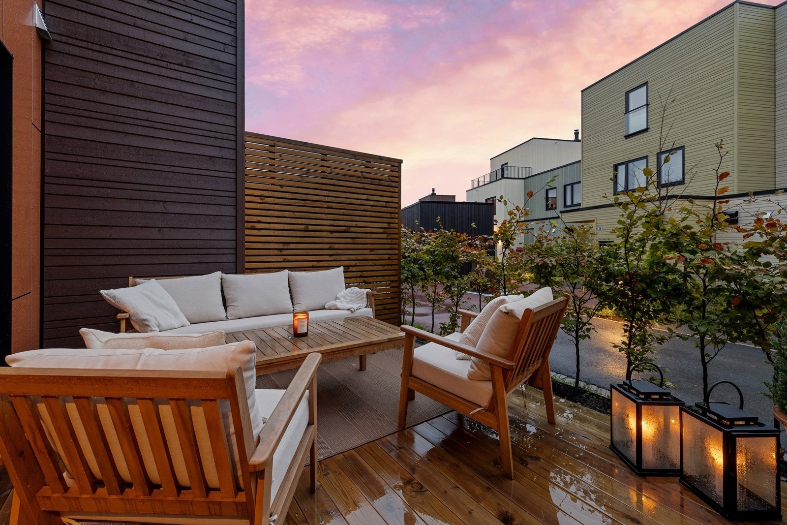 Det er utgang fra stuen til en markterrasse. Galleribilde