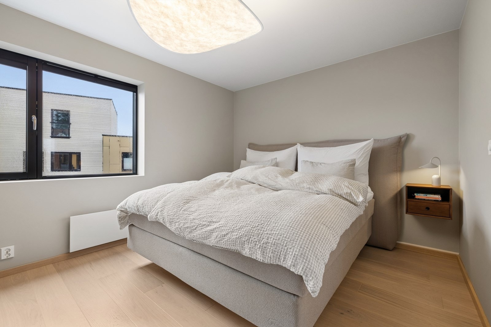 Hovedsoverommet har plass til dobbeltseng, tilhørende møblement og stort garderobeskap med god oppbevaringsplass. Galleribilde