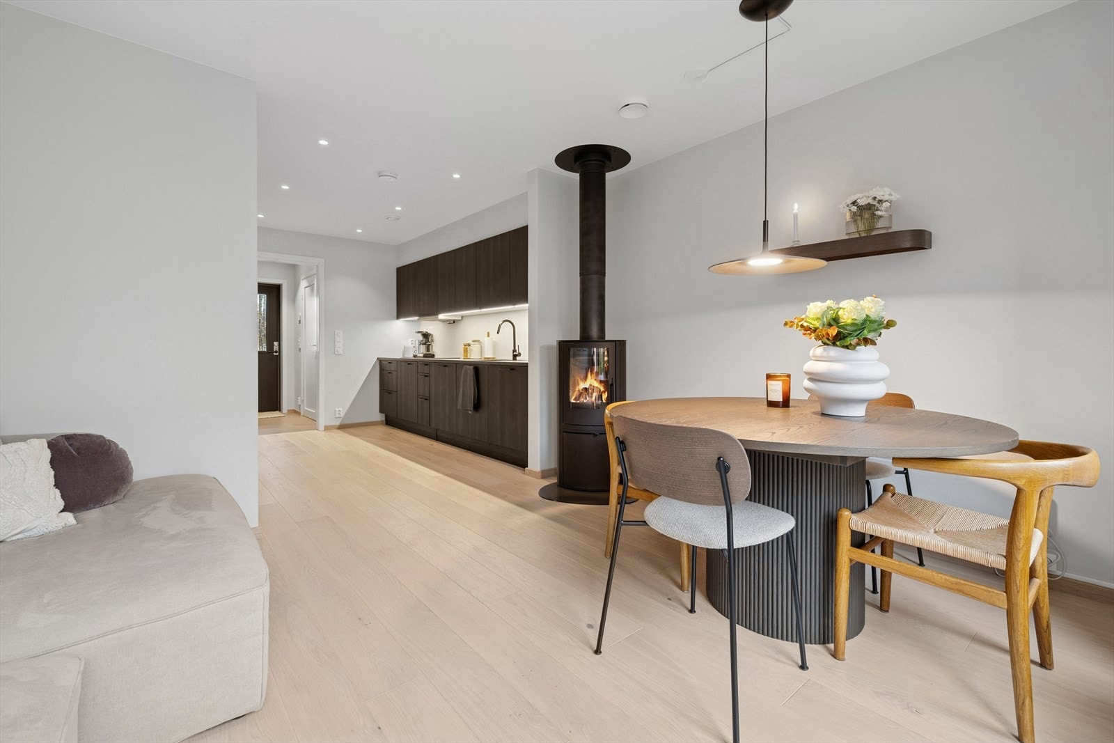 I tilknytning til kjøkkenet, kan spisebord enkelt plasseres - her kan gode måltider nytes. Galleribilde