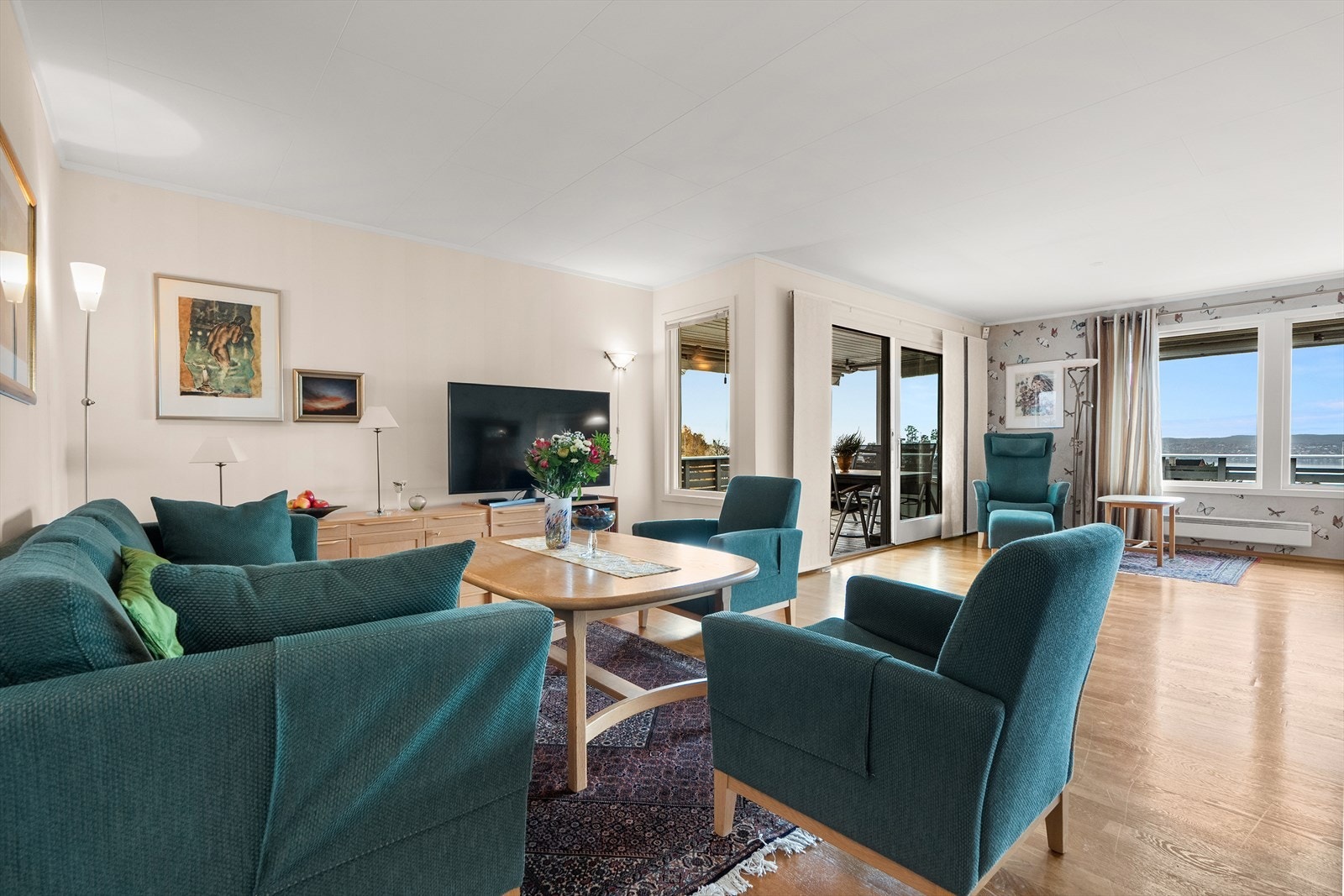 Her er det rikelig plass til både store og små sammenkomster, med flere soner for sosialt samvær, avslapning og måltider. Galleribilde