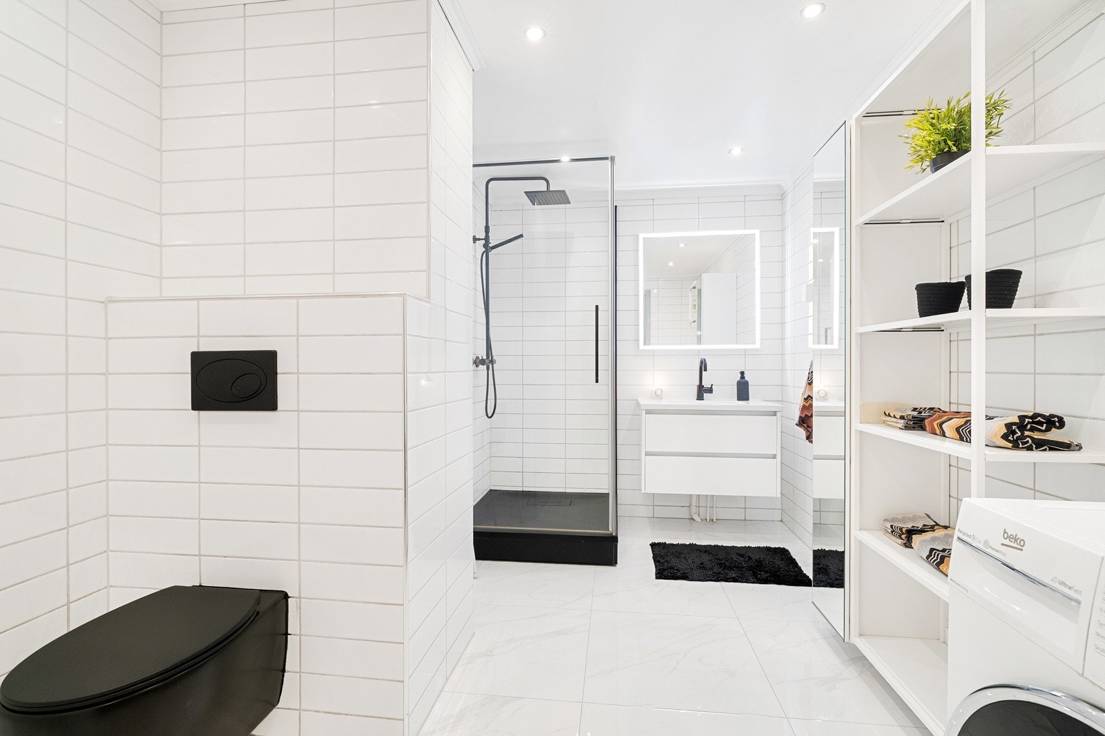 Mellom soverommene i 2. etasje ligger et oppgradert og delikat bad med opplegg for vaskemaskin. Galleribilde