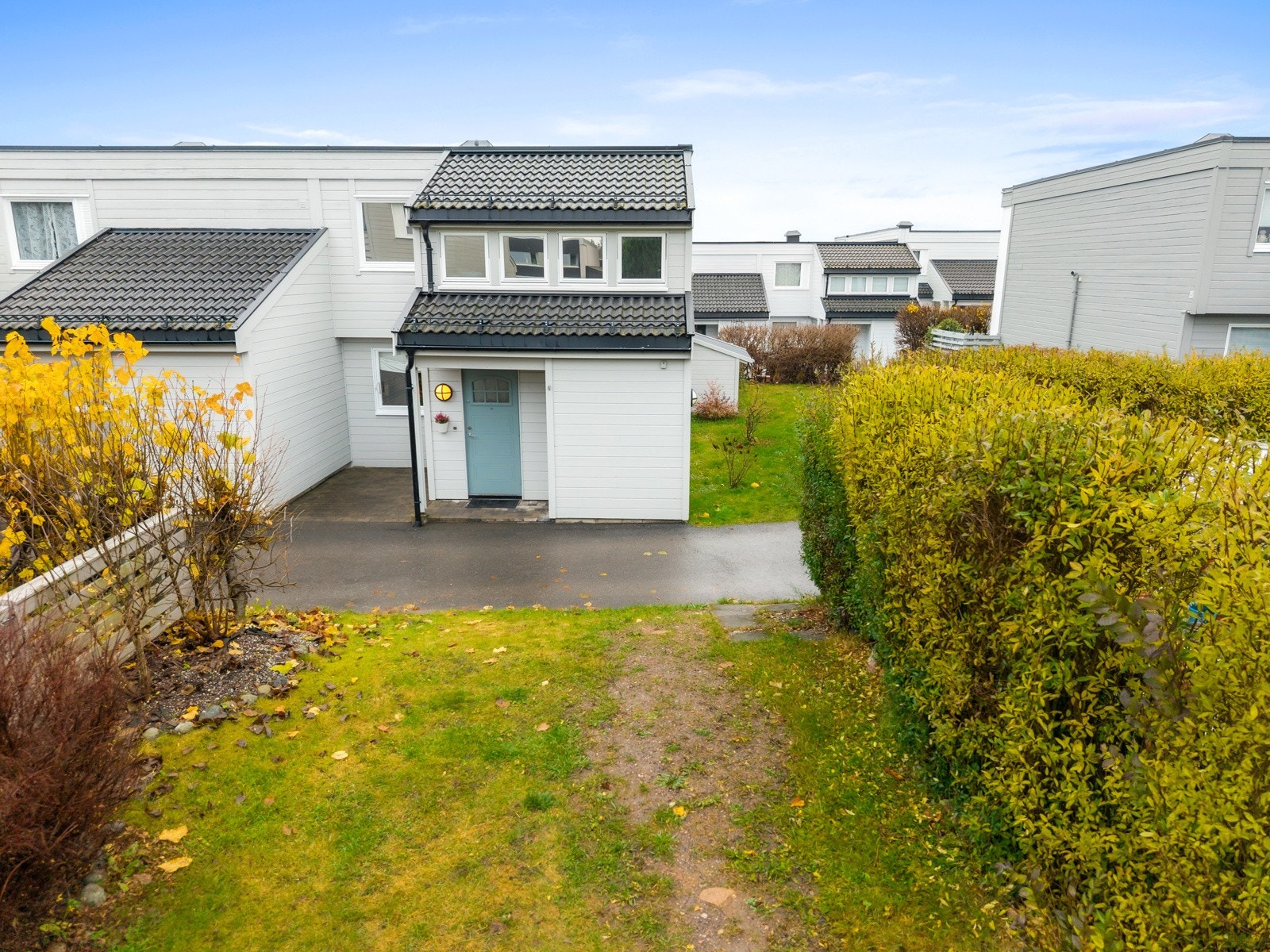 Hyggelig inngangsparti på østsiden med tilliggende utebod. Galleribilde