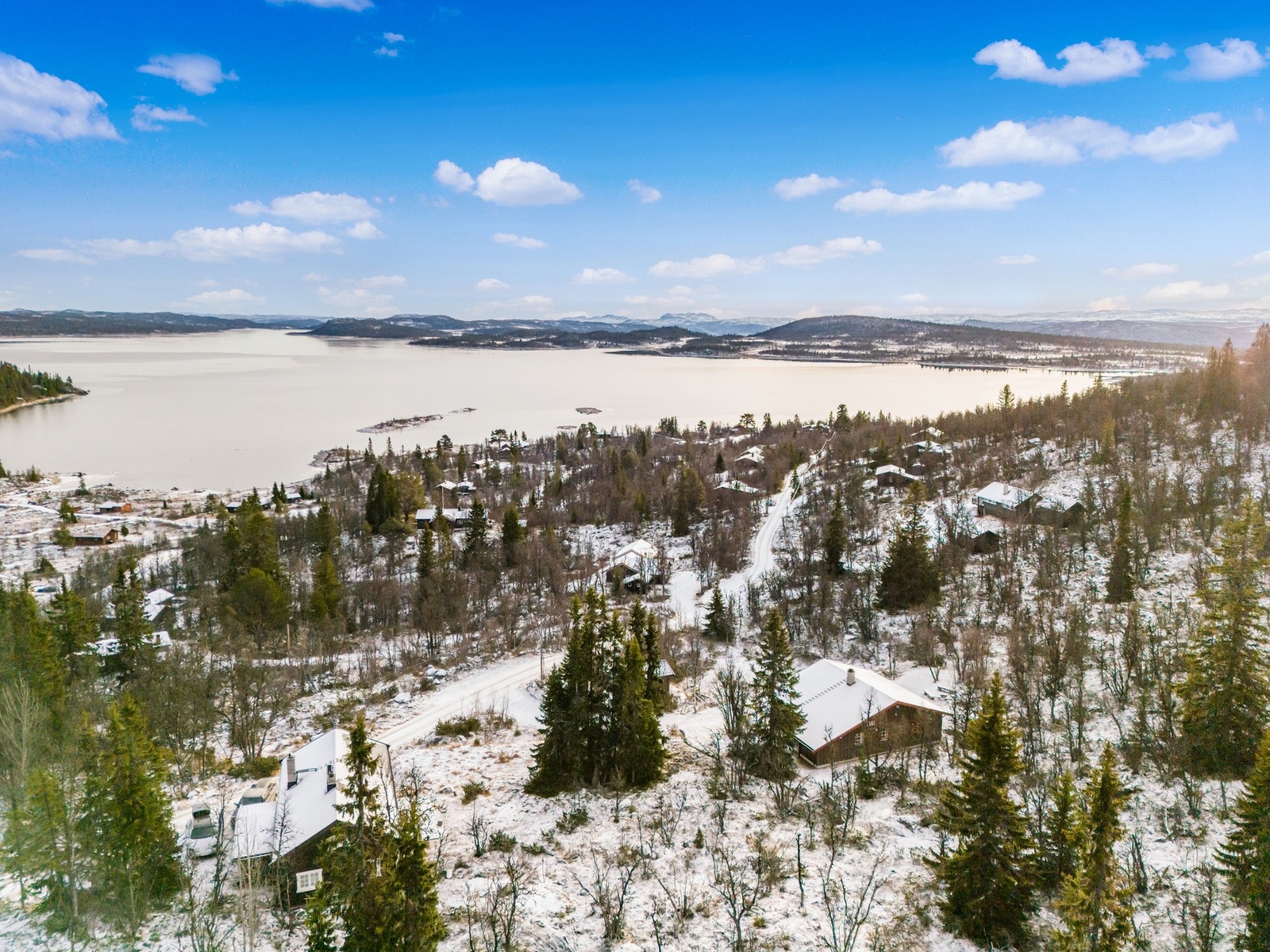 Eiendommen ligger i et etablert hytteområde på Sangefjell. Galleribilde