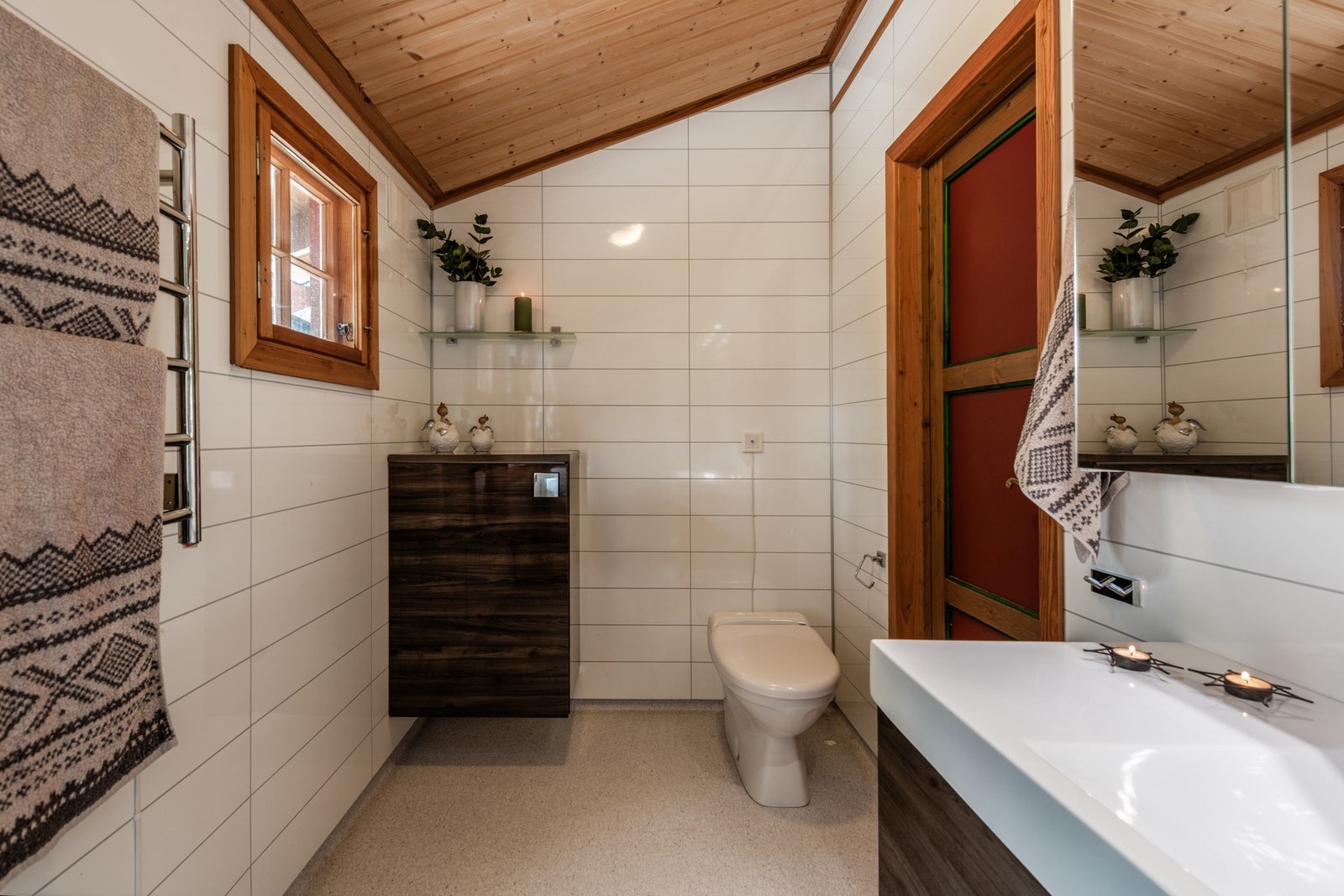 Badet er innredet med servantinnredning, dusjkabinett og Jets toalett, samt opplegg for vaskemaskin. Galleribilde