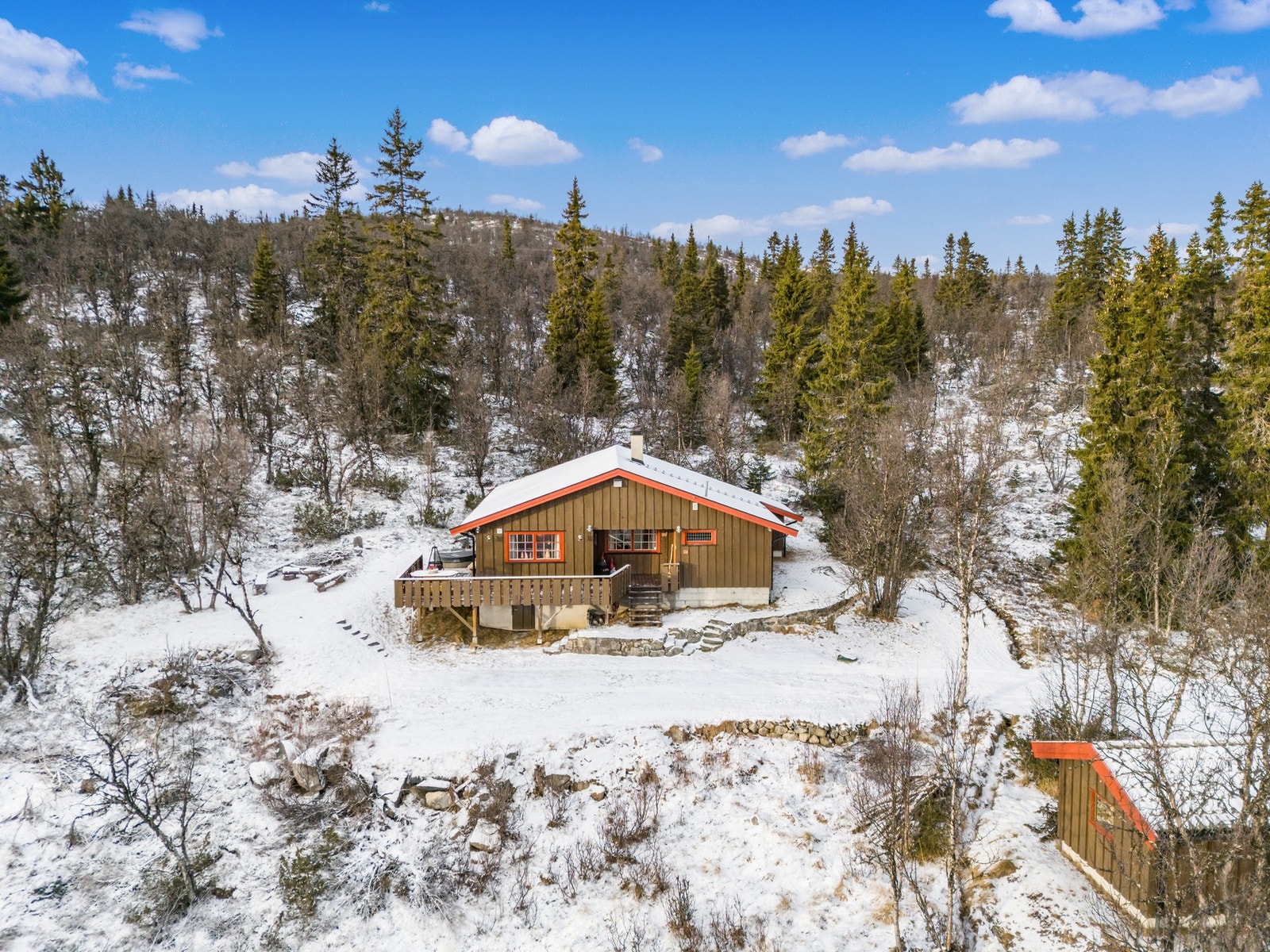Terrasse i forbindelse med inngangsparti, som går langs to av sidene på hytta. Galleribilde