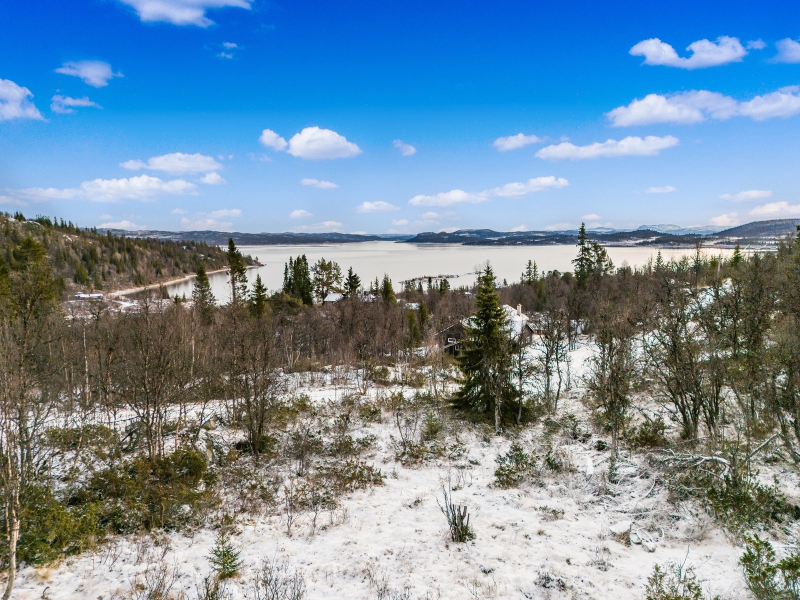 Eiendommen er beliggende på ca 1002 moh og ligger høyt over Rødungen med god utsikt. Galleribilde
