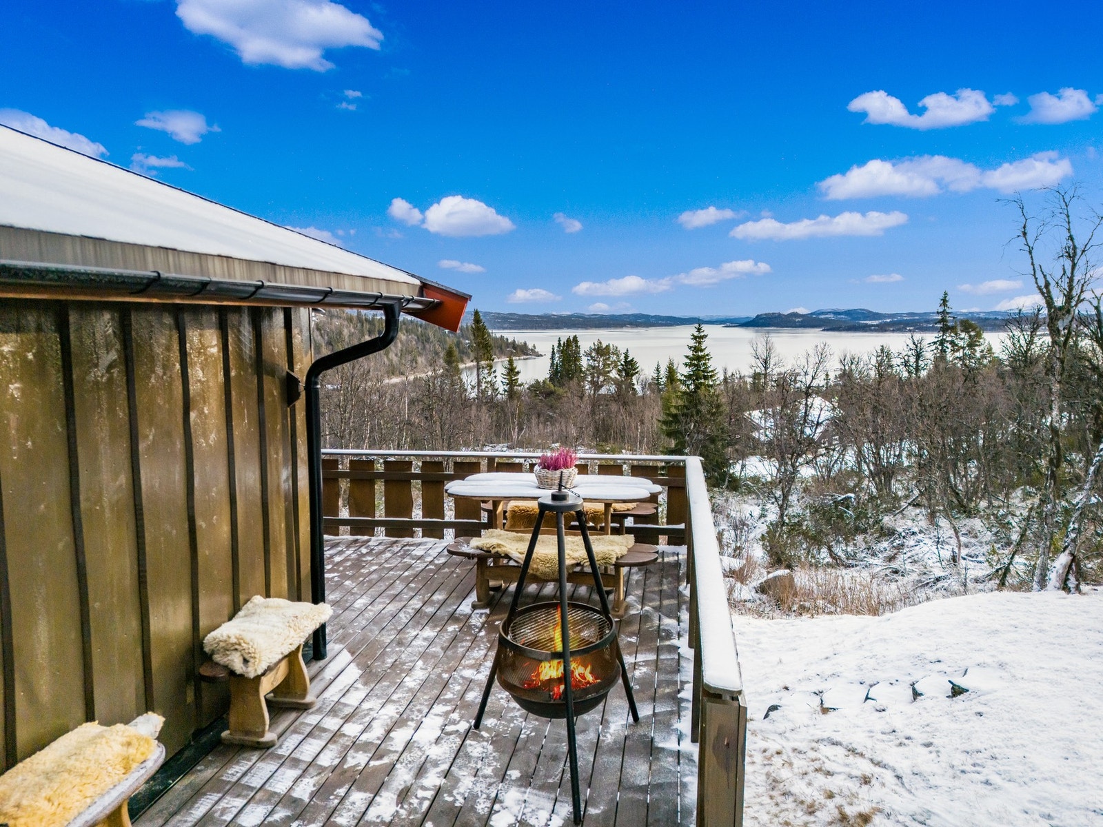 Her ligger alt til rette for å kunne nyte utelivet og utsikten. Galleribilde