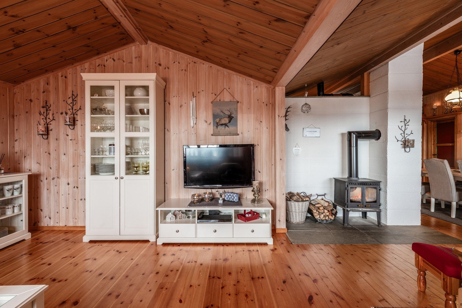 Peisovnen gir kos og ekstra varme sammen med varmepumpa. Galleribilde