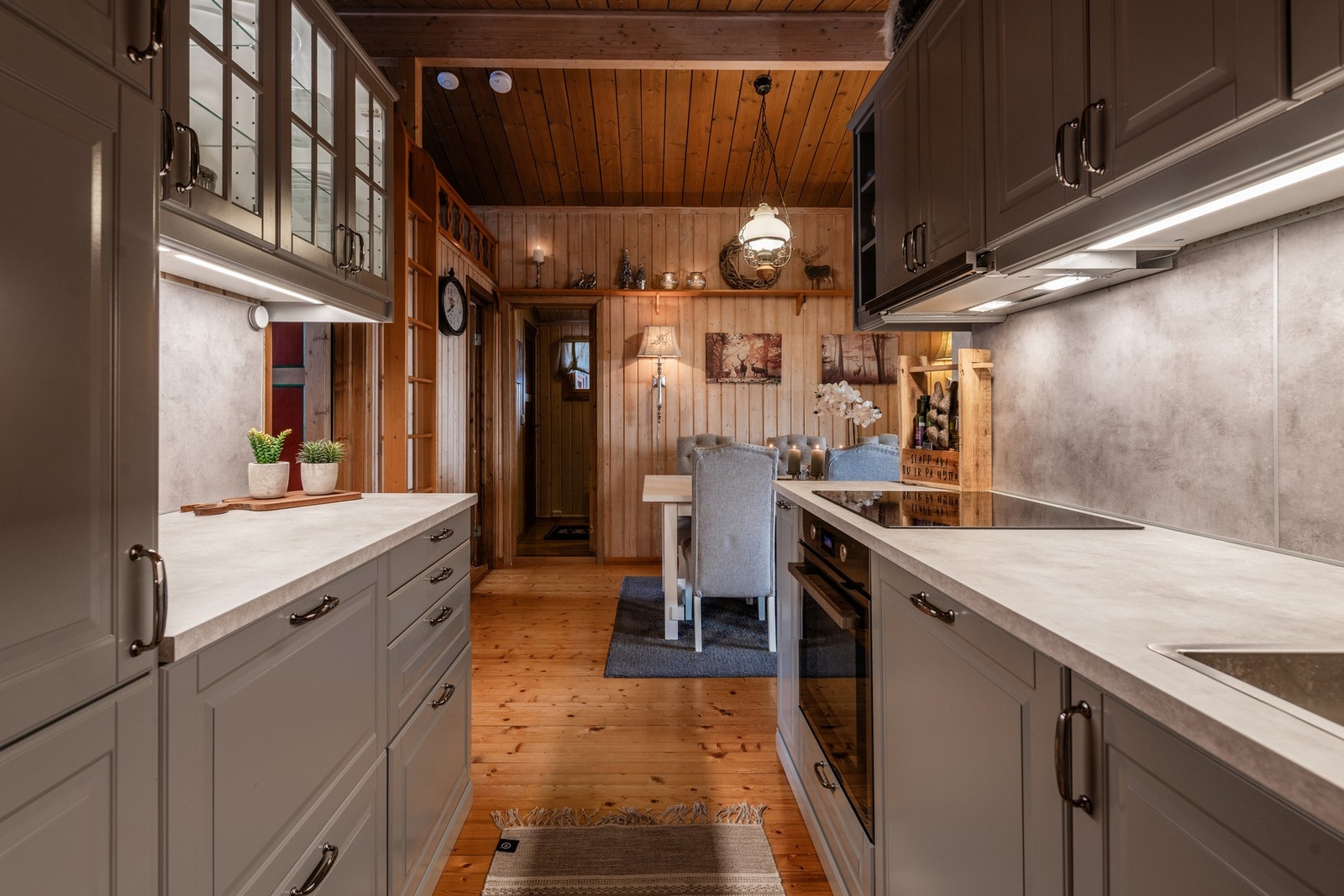 Integrert oppvaskmaskin, stekeovn, koketopp og kjøleskap. Galleribilde