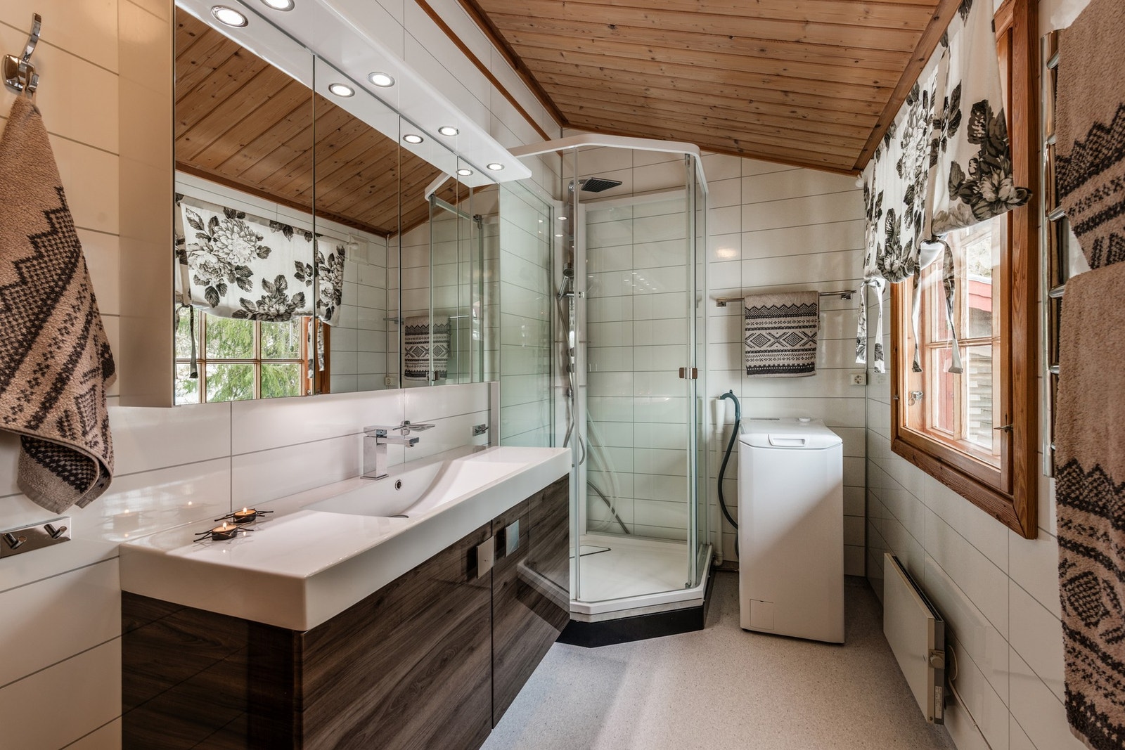 Badet har baderomsplater på vegg og belegg på gulv. Galleribilde