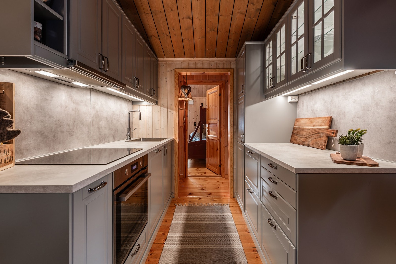 Kjøkkeninnredning var ny i 2021, og har godt med benk- og skapplass i over- og underskap. Galleribilde