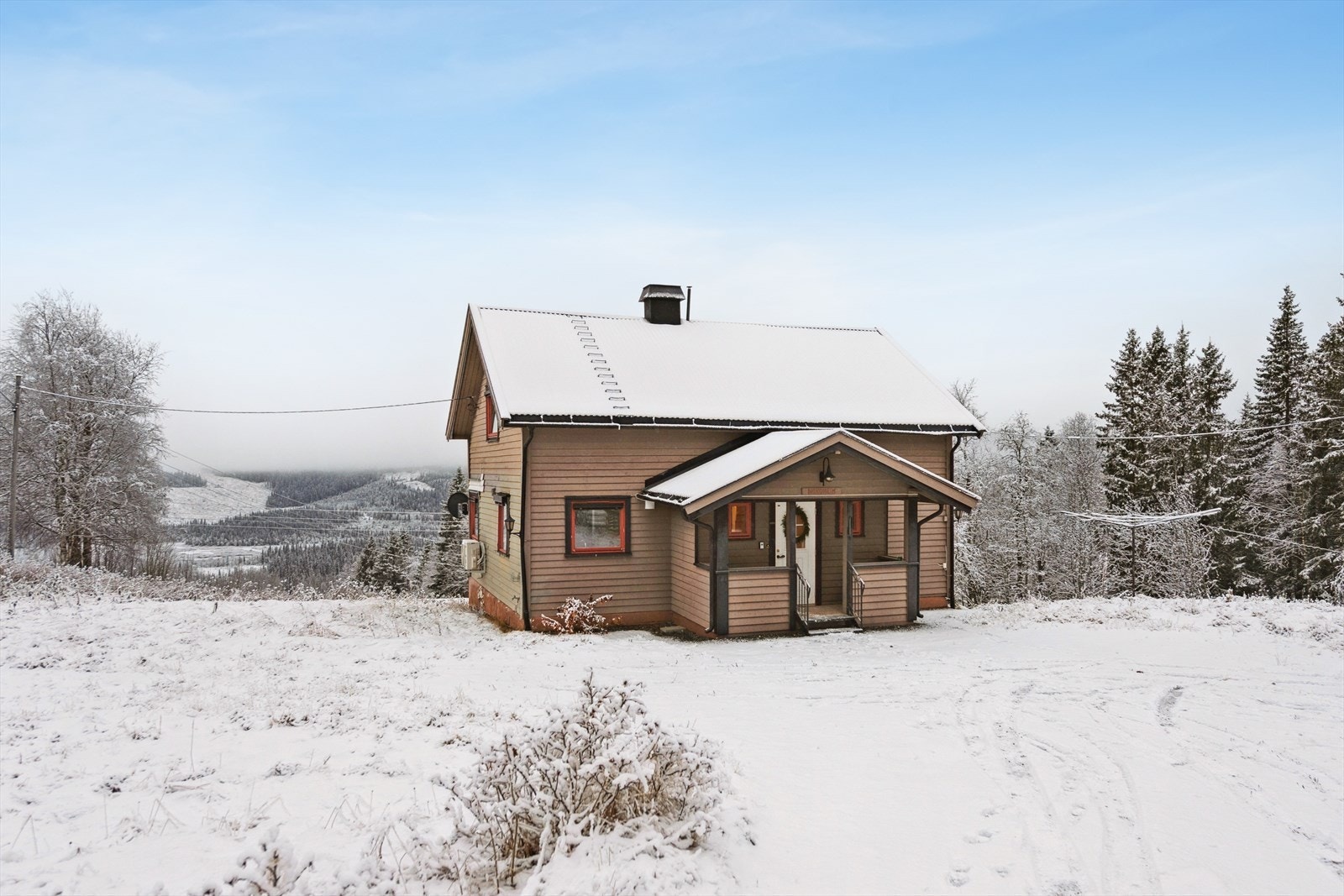 Solrik tomt med utsikt og boltreplass, i landlige omgivelser og nærhet til dagligdagse fasiliteter. Galleribilde