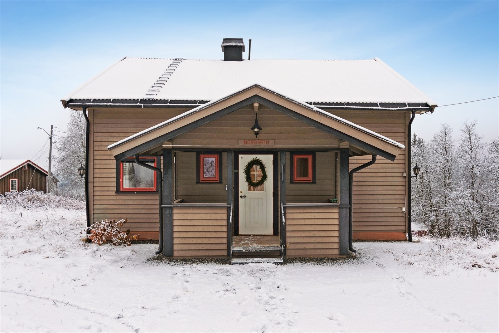 Sjarmerende bolig med flere oppgraderinger i nyere tid, som flere nye vinduer, nytt tak i 2010, flere nye innvendige overflater i 2024 mm. Galleribilde