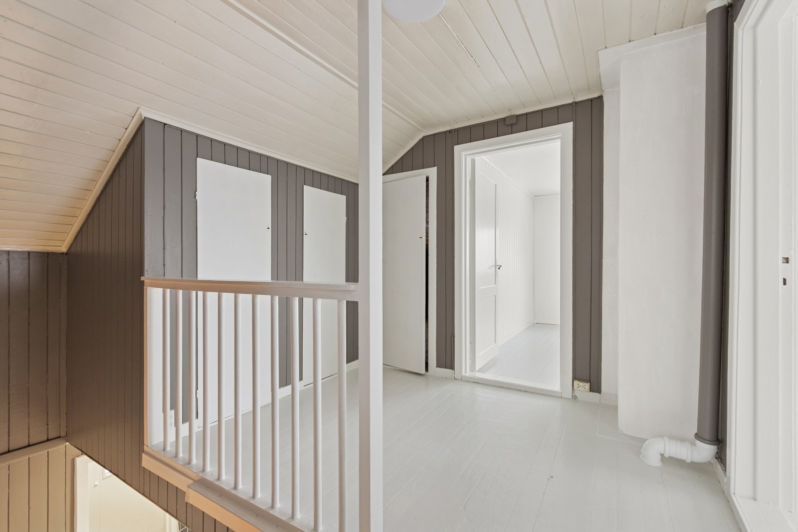 Malt tretrapp leder til 2. etg. Galleribilde