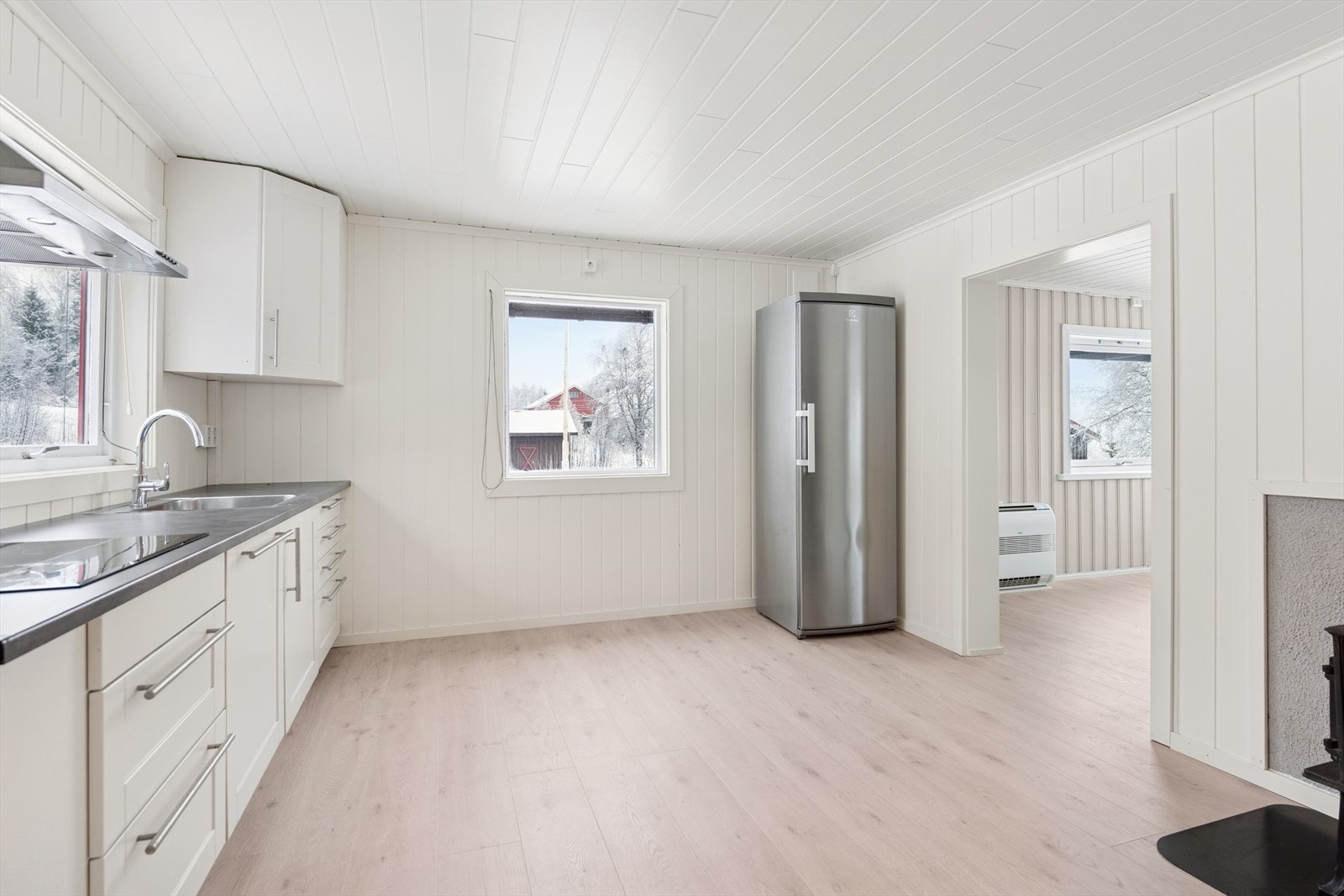 Kjøkkenet er utstyrt med platetopp, stekeovn, mikrobølgeovn og oppvaskmaskin. Galleribilde