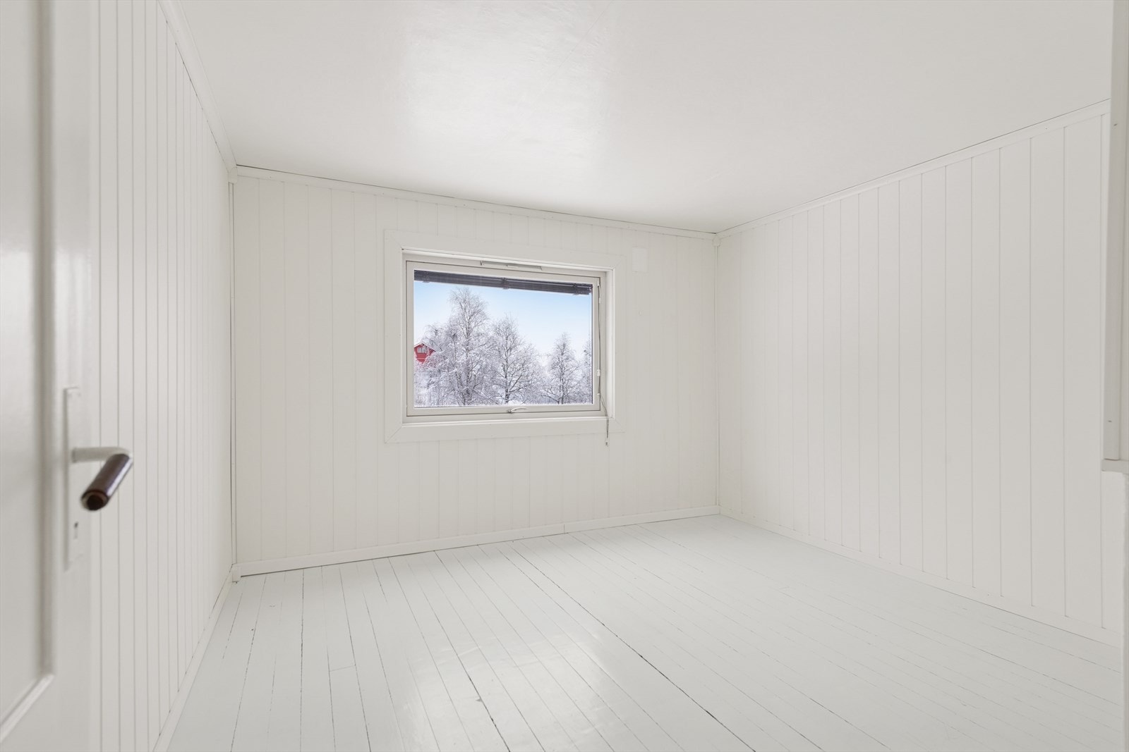 Store vinduer slipper inn naturlig lys og gir utsikt mot landskapet. Galleribilde