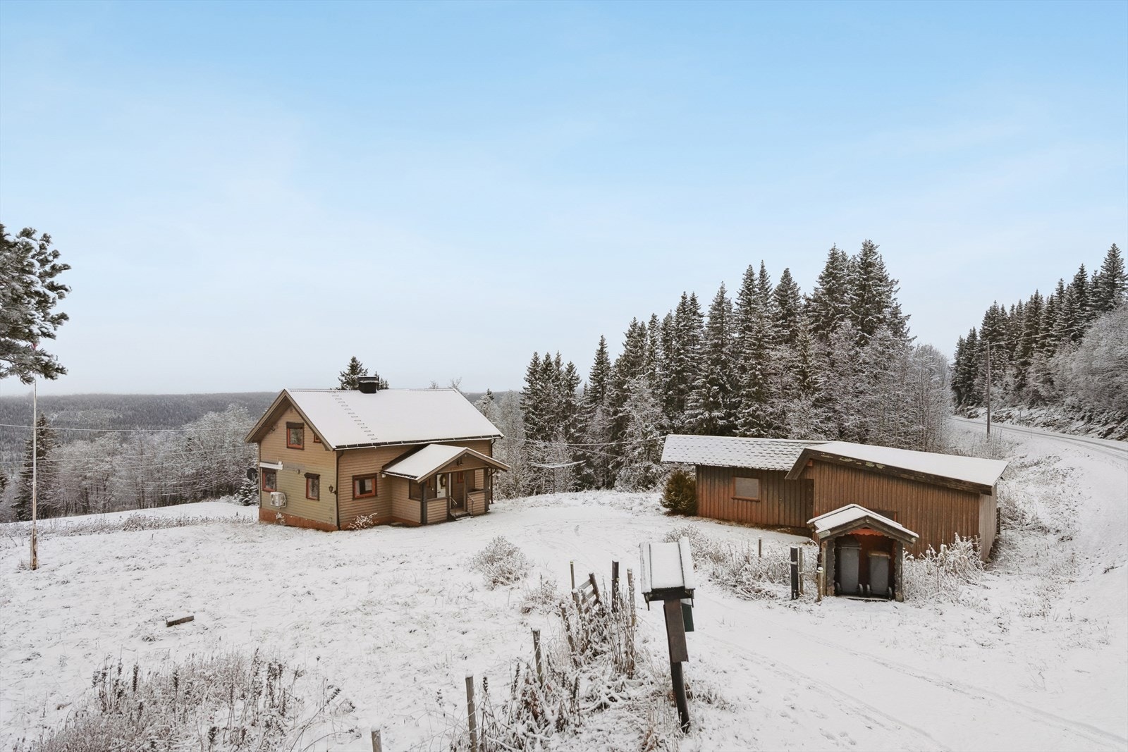 Hyggelig, velholdt enebolig i landlige omgivelser. Galleribilde