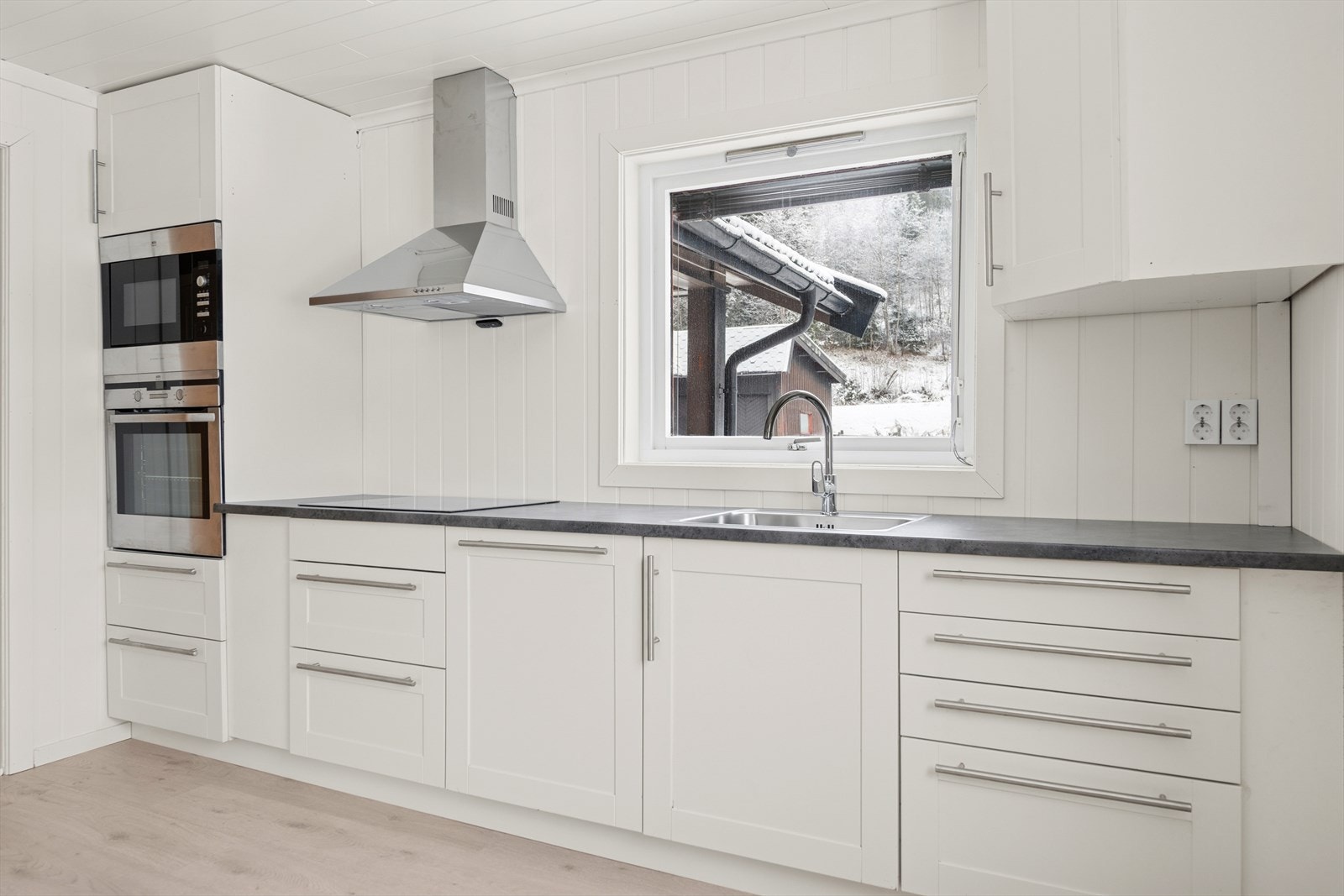 Nyere kjøkkeninnredning med profilerte fronter. Galleribilde