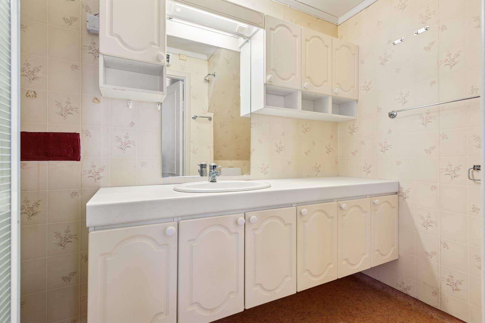 Boligen har to baderom, begge beliggende i første etasje. Galleribilde