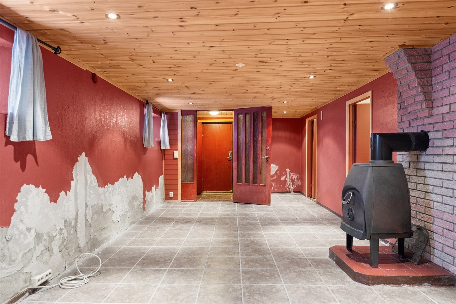 Underetasjen har både innvendig og utvendig adkomst. Galleribilde