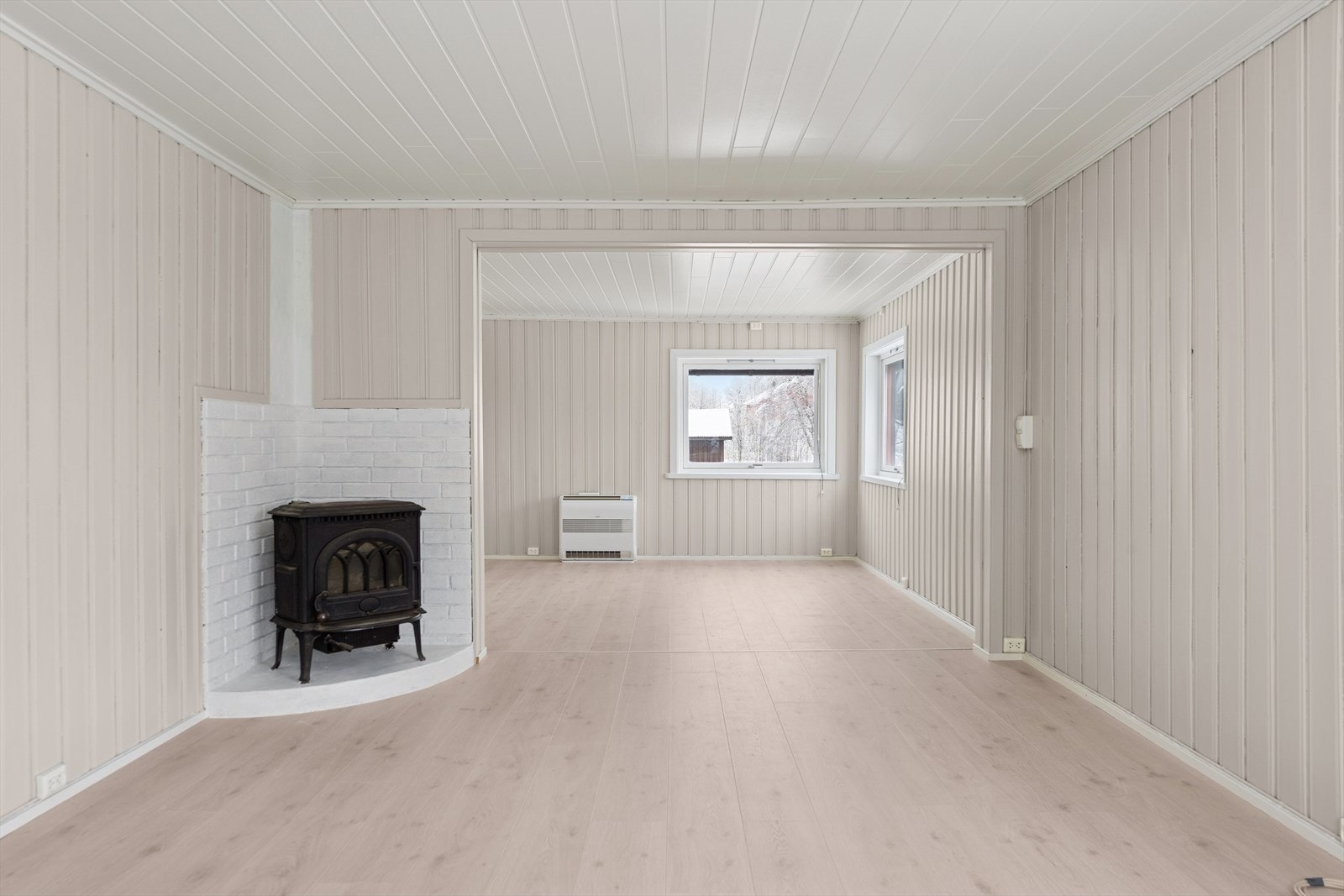 Stuen har du god plass til å møblere i flere soner med en peisovn som bidrar til både ekstra varme og hygge. Galleribilde