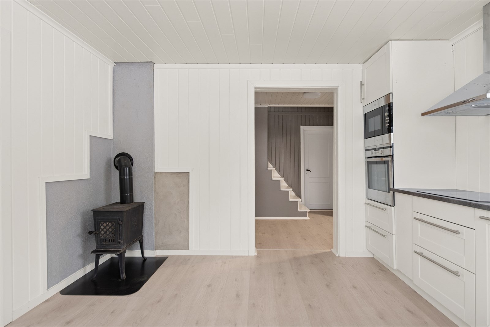 Kjøkkenet har en gjennomgående løsning og egen vedovn. Galleribilde