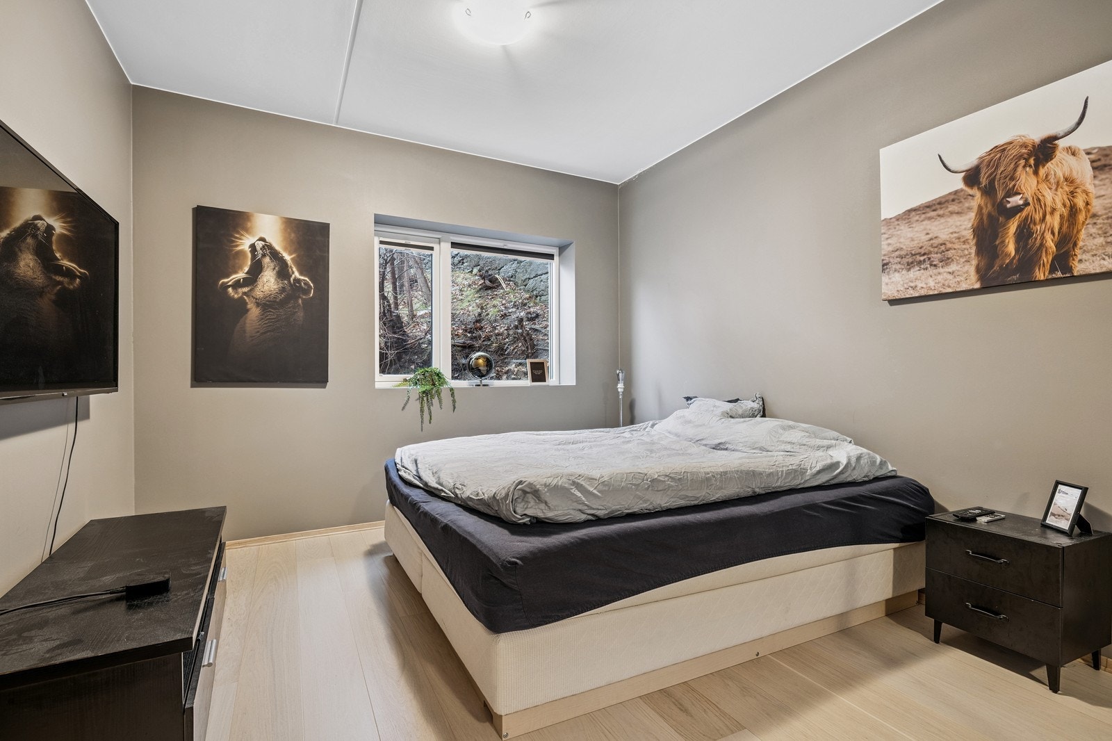 Den innehar 2 soverom, 1 bad, samt 1 toalett. Galleribilde