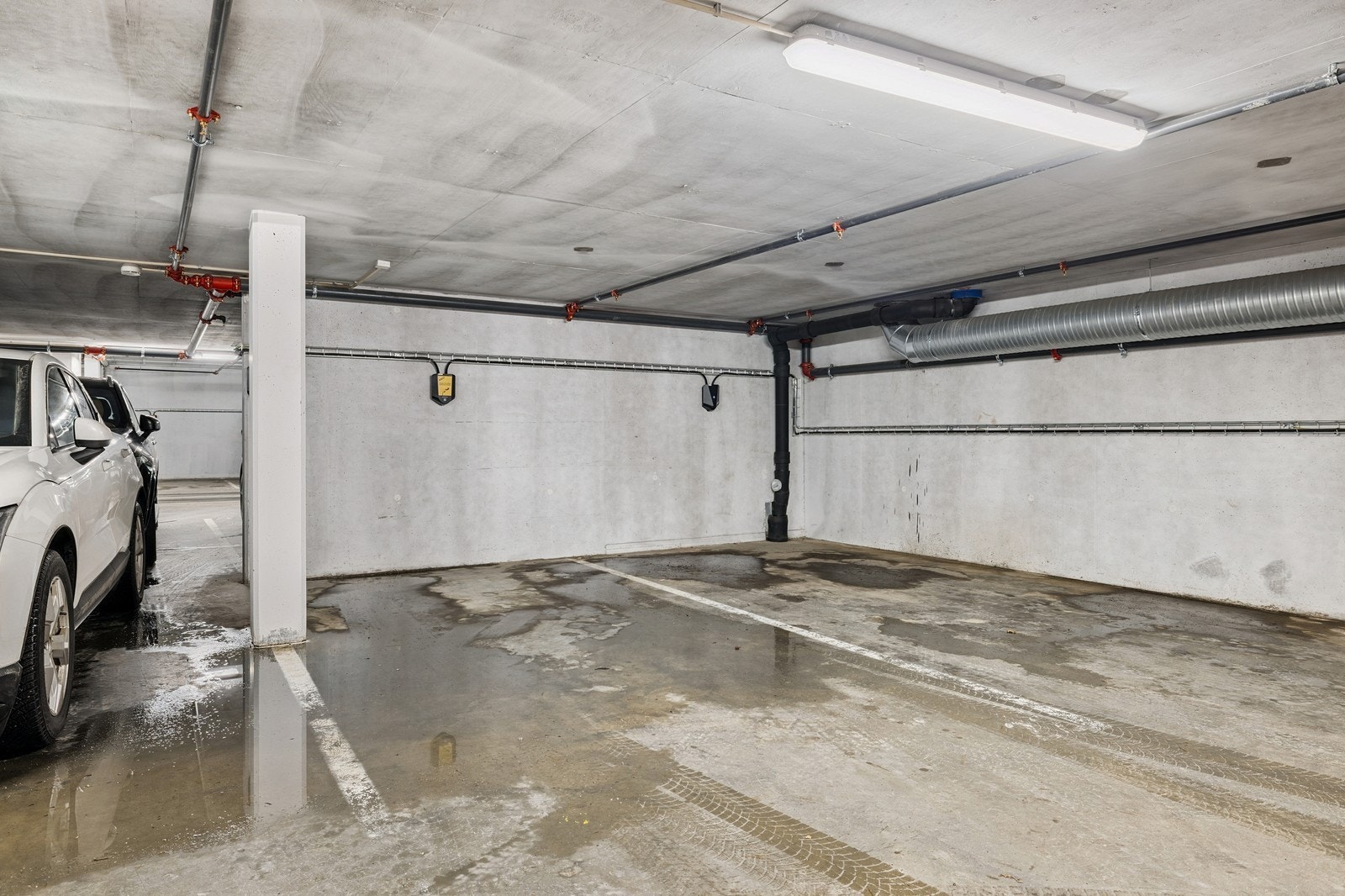 Egen garasjeplass i felles garasjeanlegg. Galleribilde