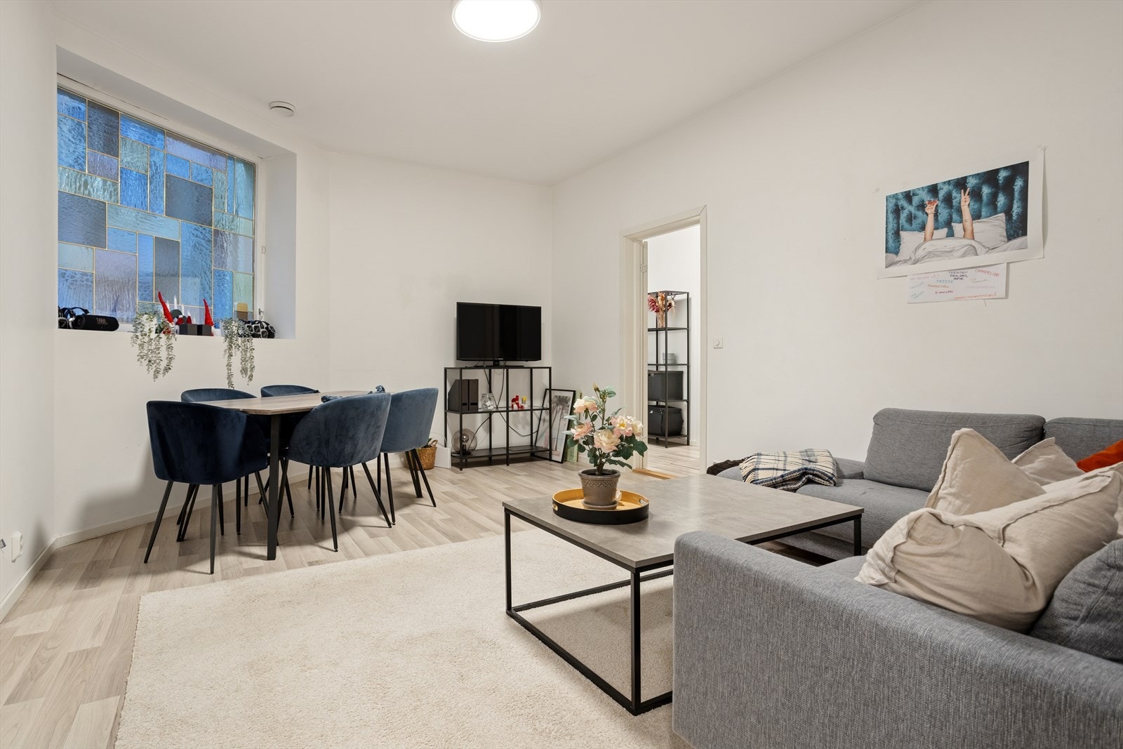 Romslig stue med plass til både sofagruppe og spisestue. Svært god romfølelse med en takhøyde på ca. 285 cm. Galleribilde