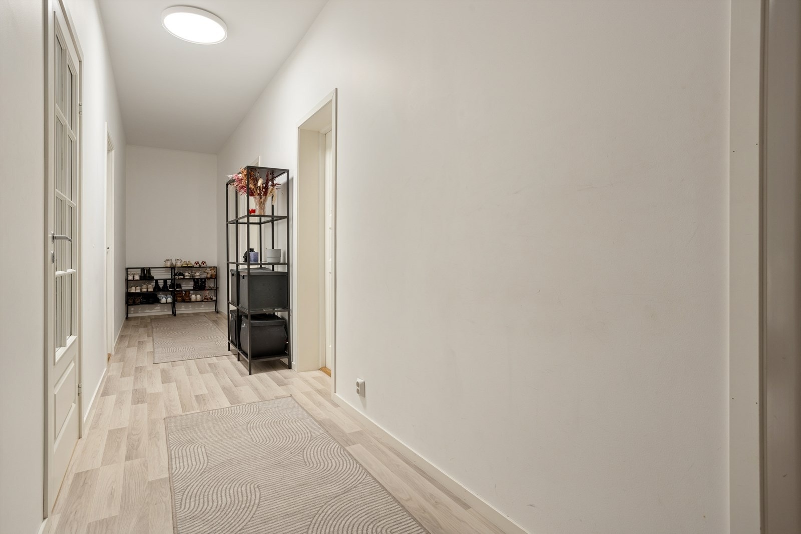 Det er veldig god takhøyde i leiligheten (ca. 285 cm) noe som skaper en god romfølelse. Galleribilde