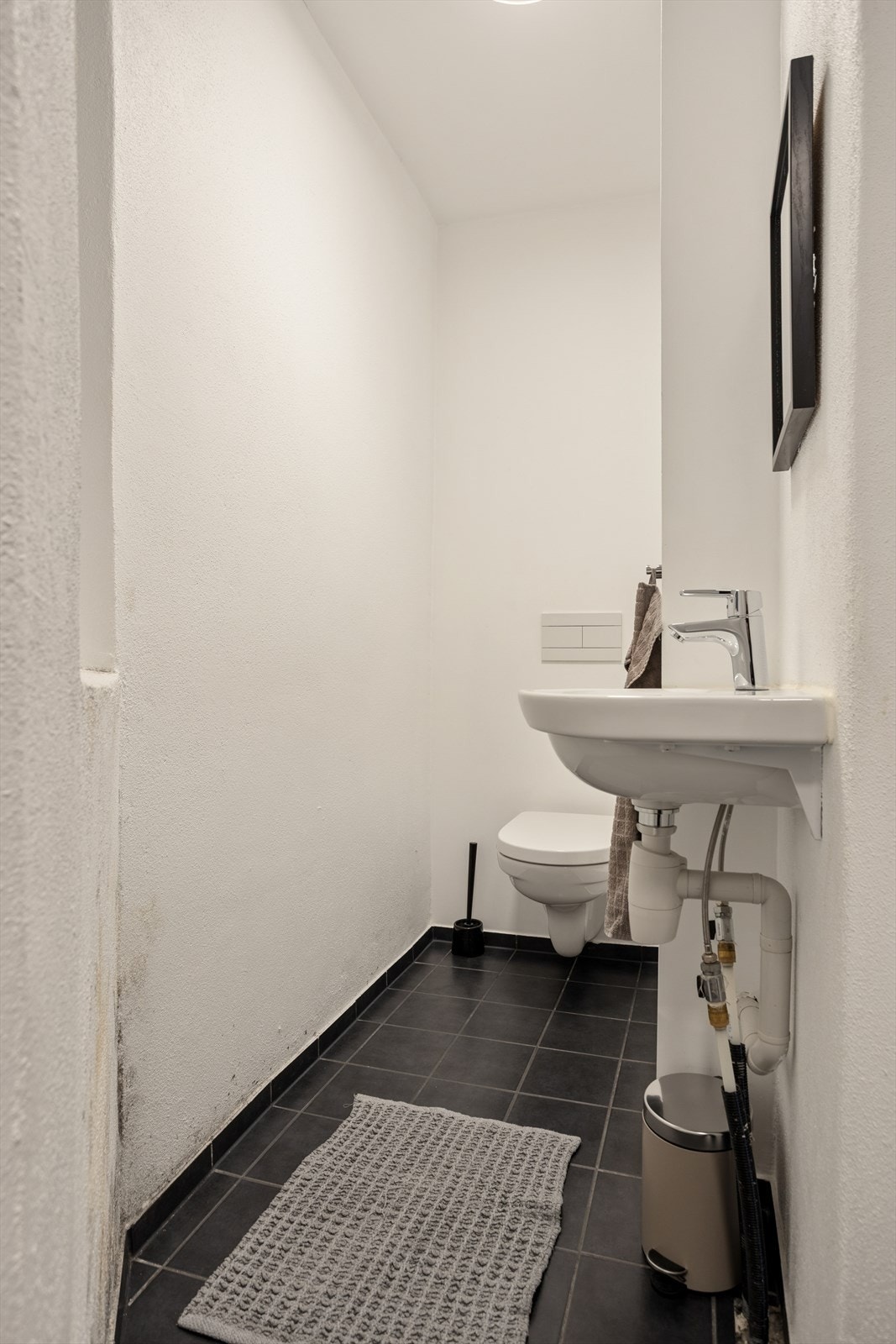 Praktisk separat toalettrom pusset opp i 2021. Galleribilde