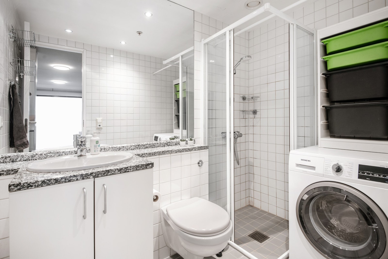 Flislagt bad med gulvvarme og downlights i tak. Galleribilde