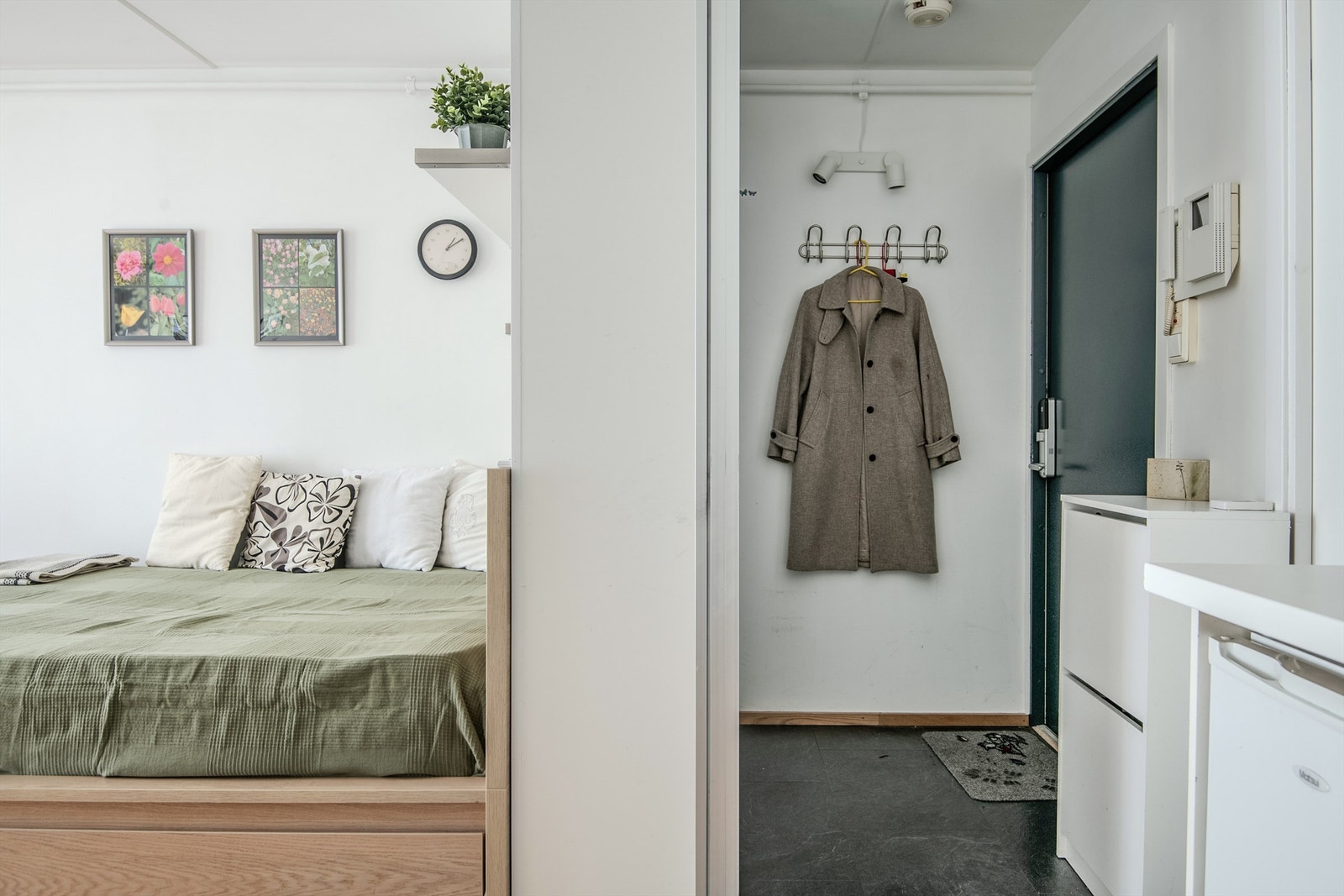 Garderobeskap plassert i entréen. Det er satt opp dørcallinganlegg med kamera i gangen. Galleribilde