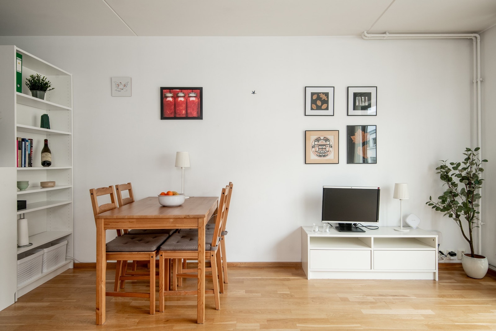 Spiseplass mot kjøkkenet. Bokhyllen som er plassert som skille mellom kjøkken og stue medfølger. Galleribilde