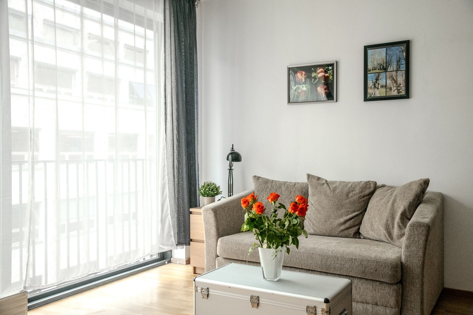 Det er plass til sofaseksjon ved vinduene. Galleribilde