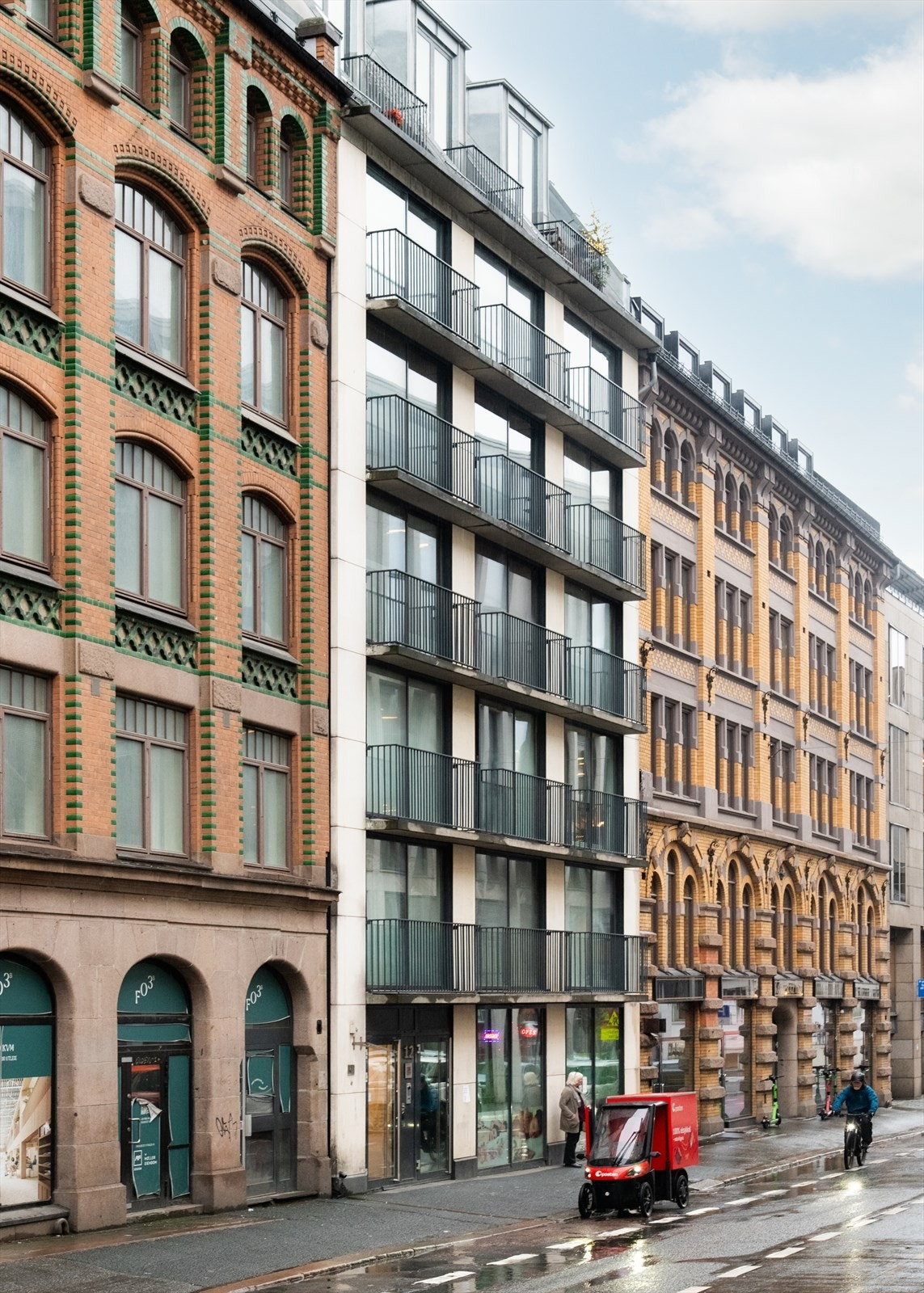 Fasade. Det er plass til å sette opp et smalt caféstol på balkongen. Galleribilde