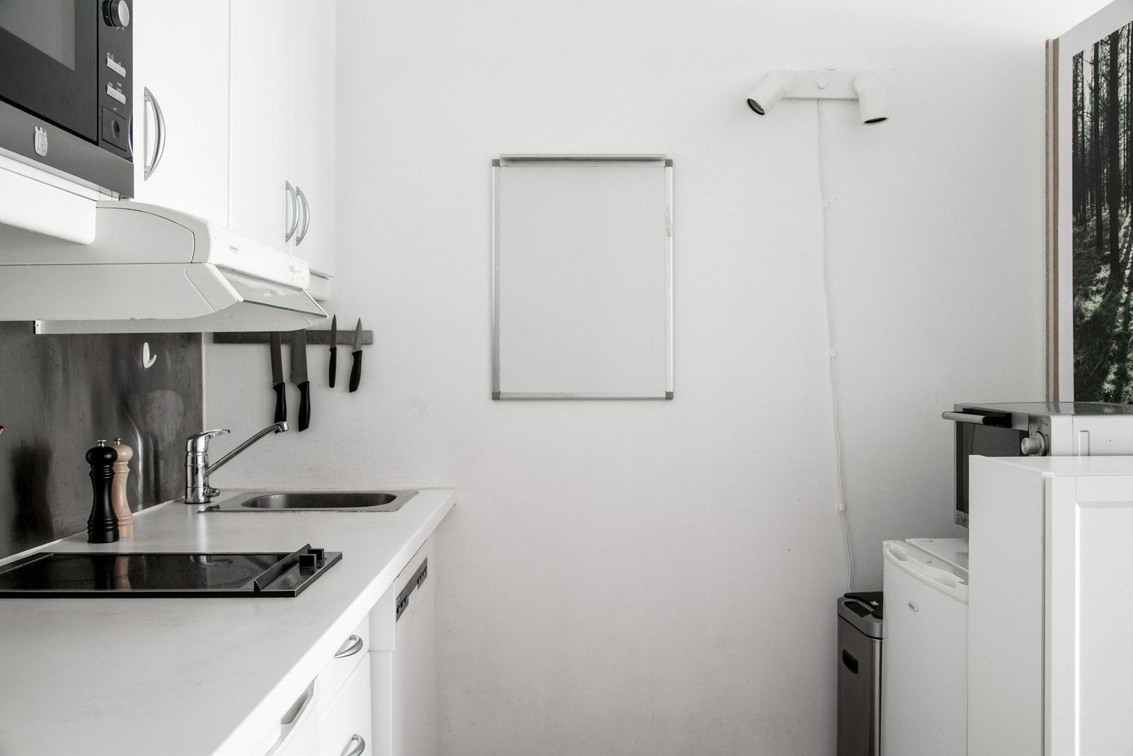 Kjøkkenet har også benkeplass til å lage mat og kjøkkenventilator over platetoppen. Galleribilde