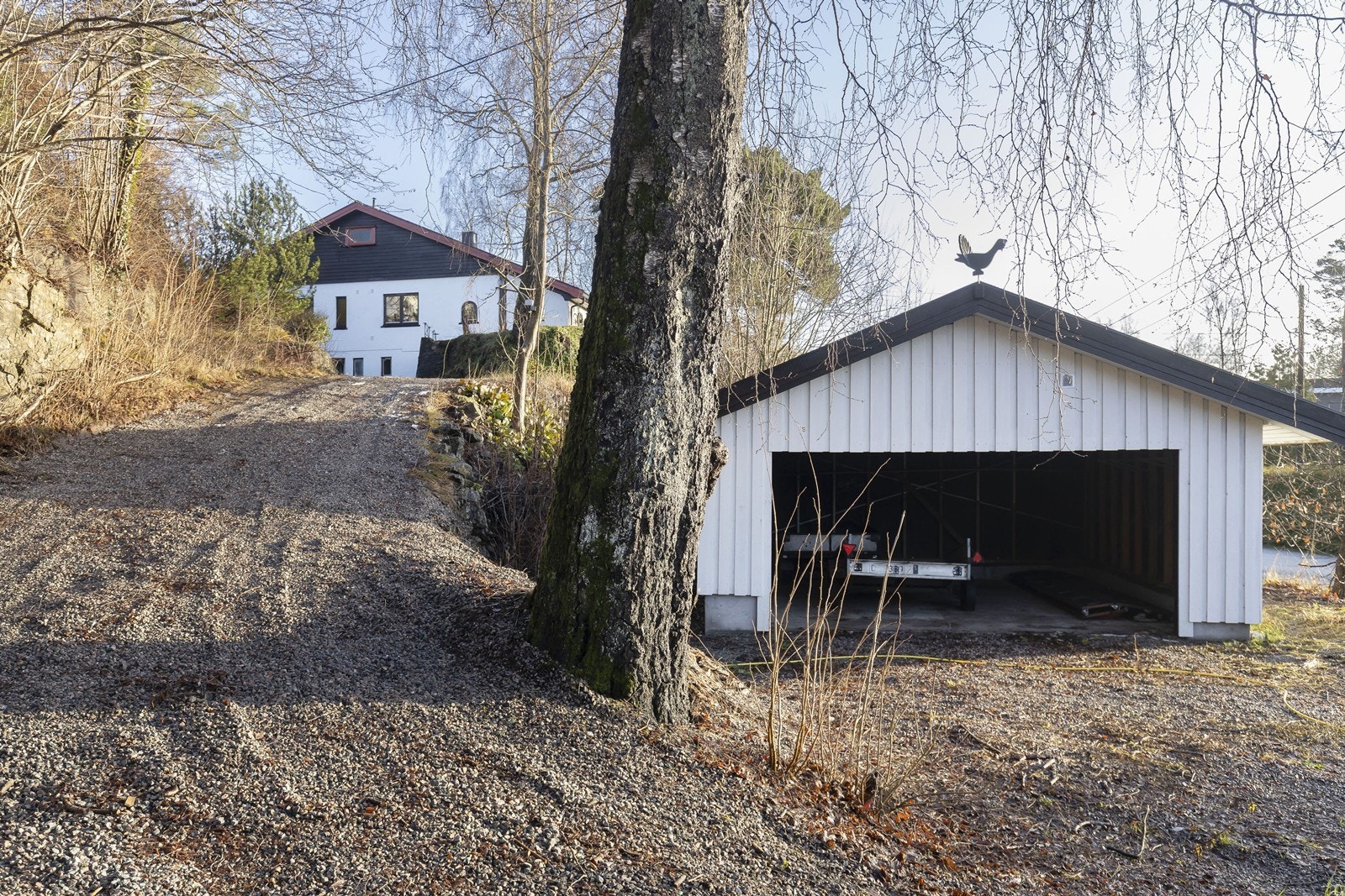 Dobbelt garasje ved innkjørsel. Tomt er på ca 1490 m². Galleribilde