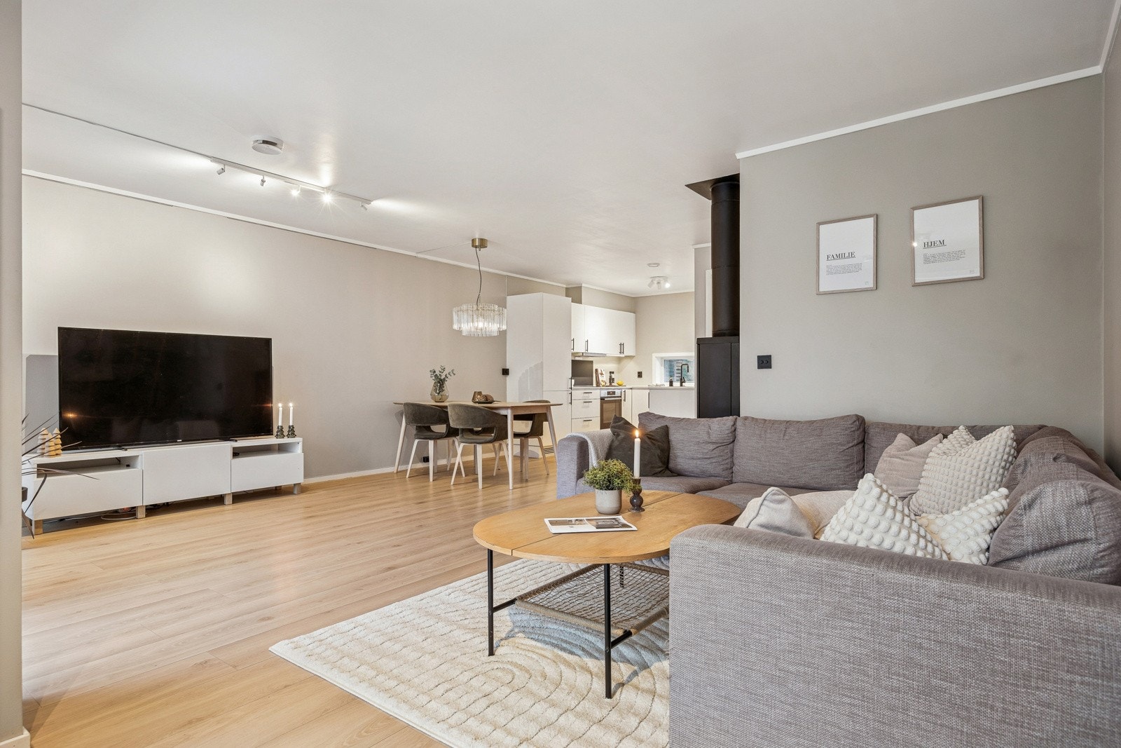 Stuedelen ligger godt avdelt fra kjøkkendelen av rommet. Galleribilde