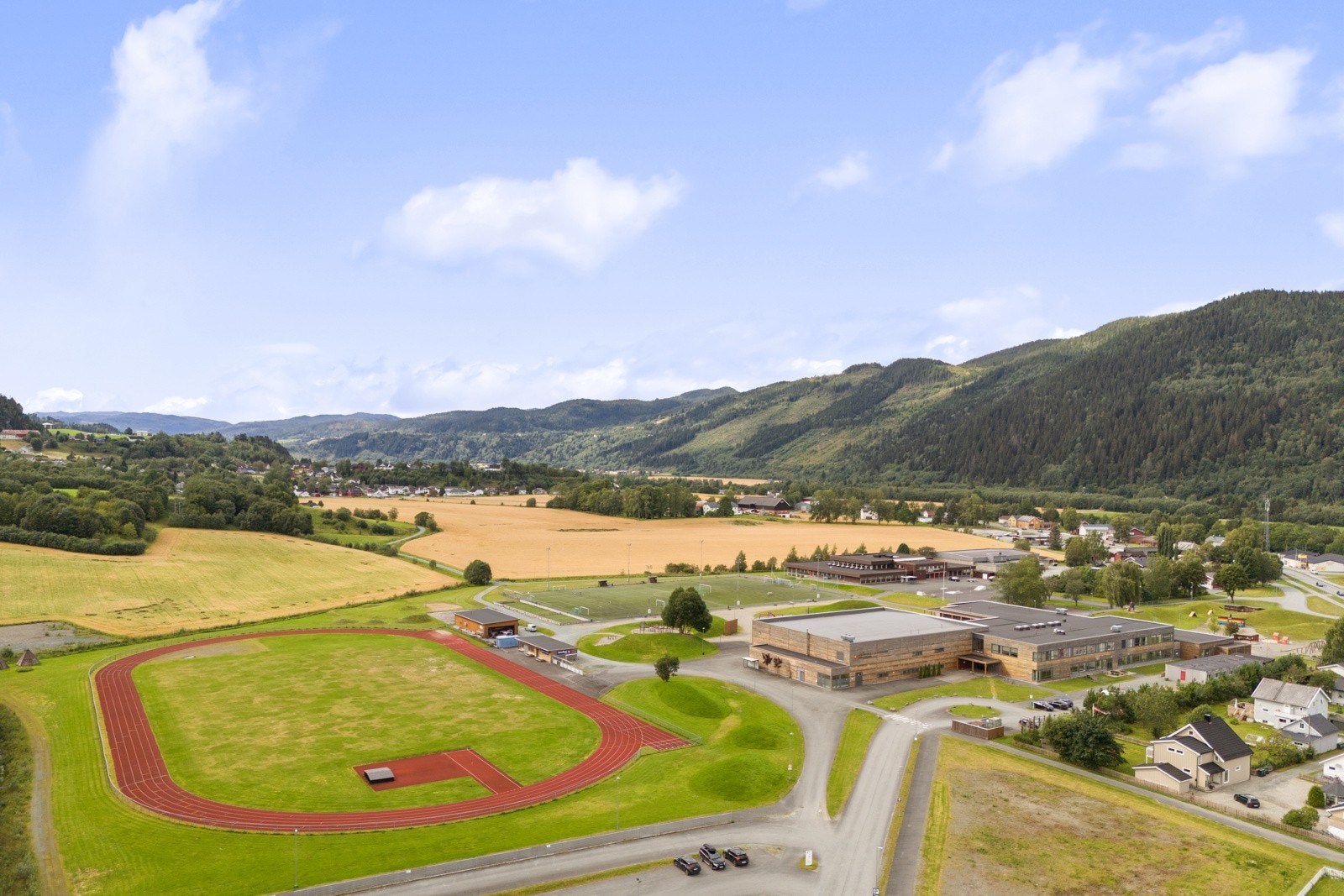 Lundamo skole- og barnehage nås på en kort rusletur på ca 220 m. Galleribilde