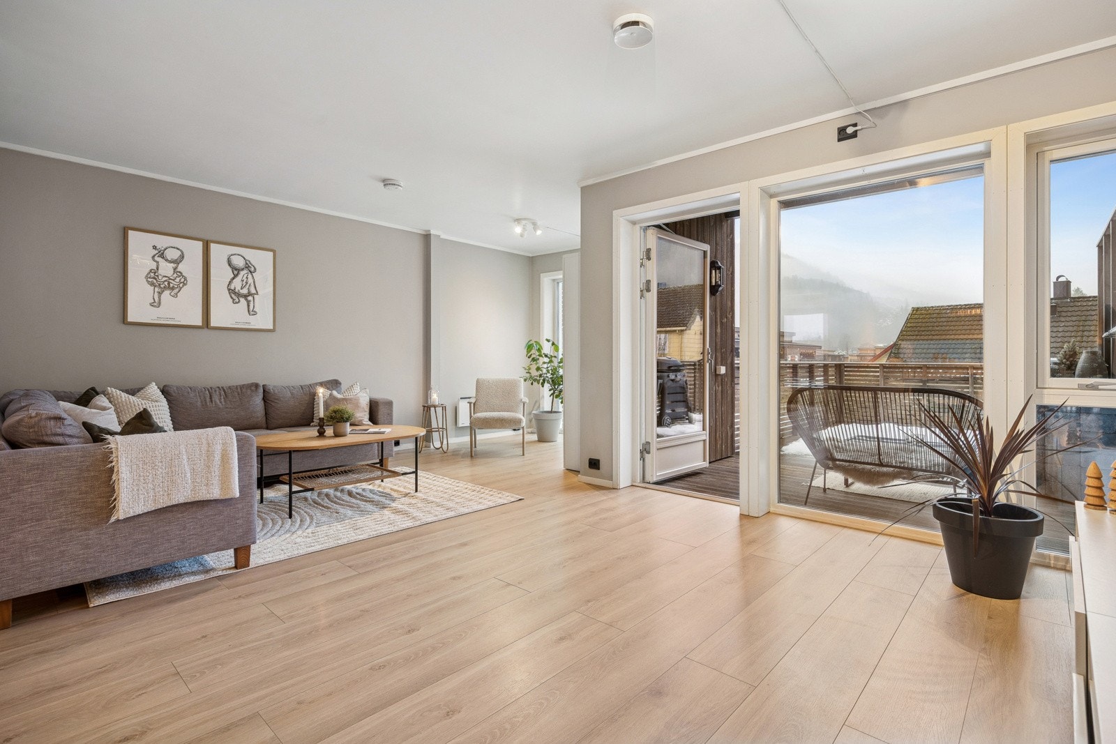 Store vindusflater som strekker seg fra gulvet og nesten helt opp til taket sørger for rikelig med lysinnslipp. Galleribilde